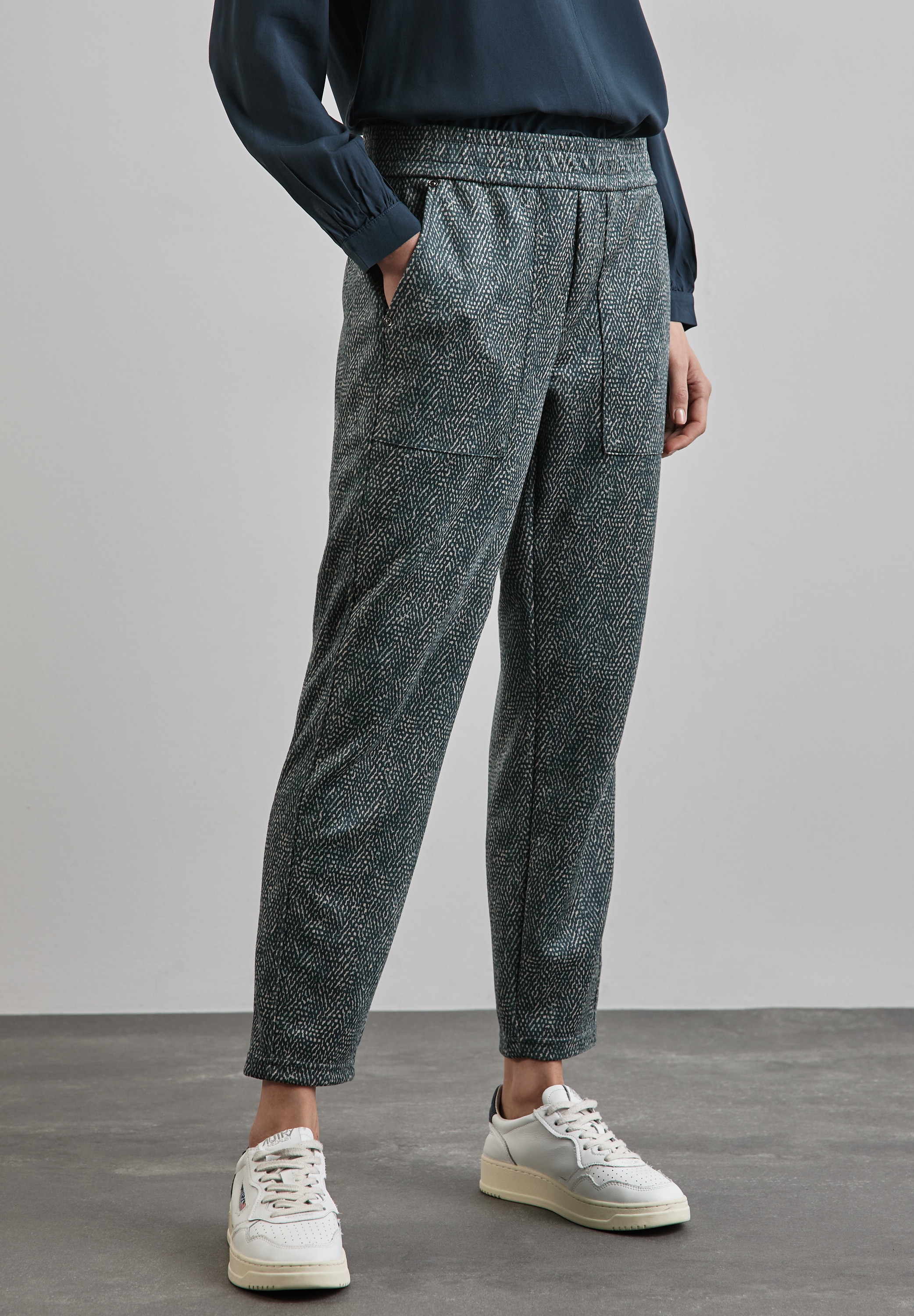 Dehnbund-Hose STREET ONE, Damen, Gr. 40, Länge 28, grün (cool vintage grün), Stoff, 90% Polyester, 10% Elasthan, bedruckt, loose fit lang, Hosen, mit Grafikmuster