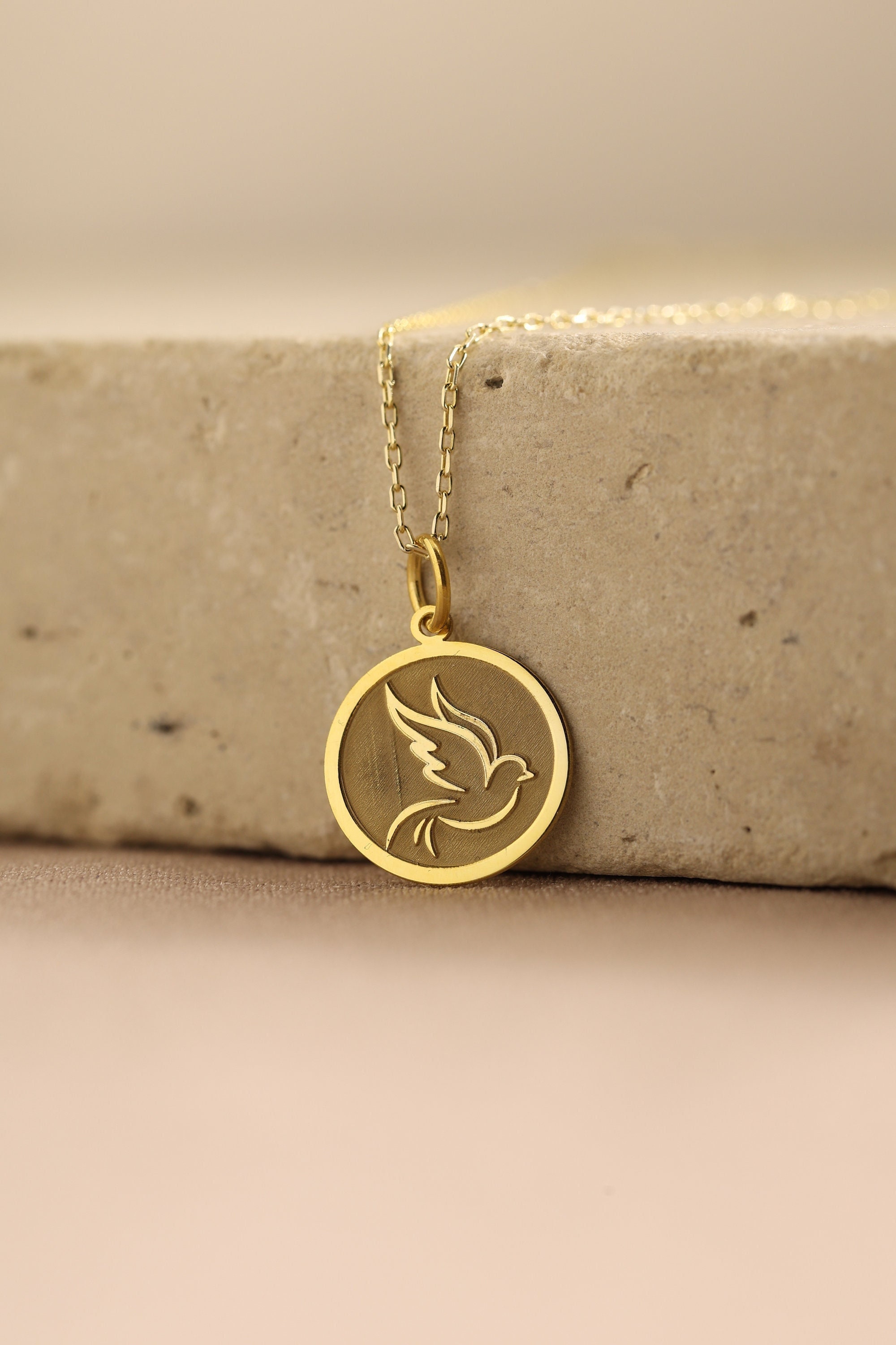 Collana di colomba d'oro solido 14k, ciondolo colomba personalizzato, collana di uccelli d'oro, ciondolo colomba di pace, collana di uccelli colomba d