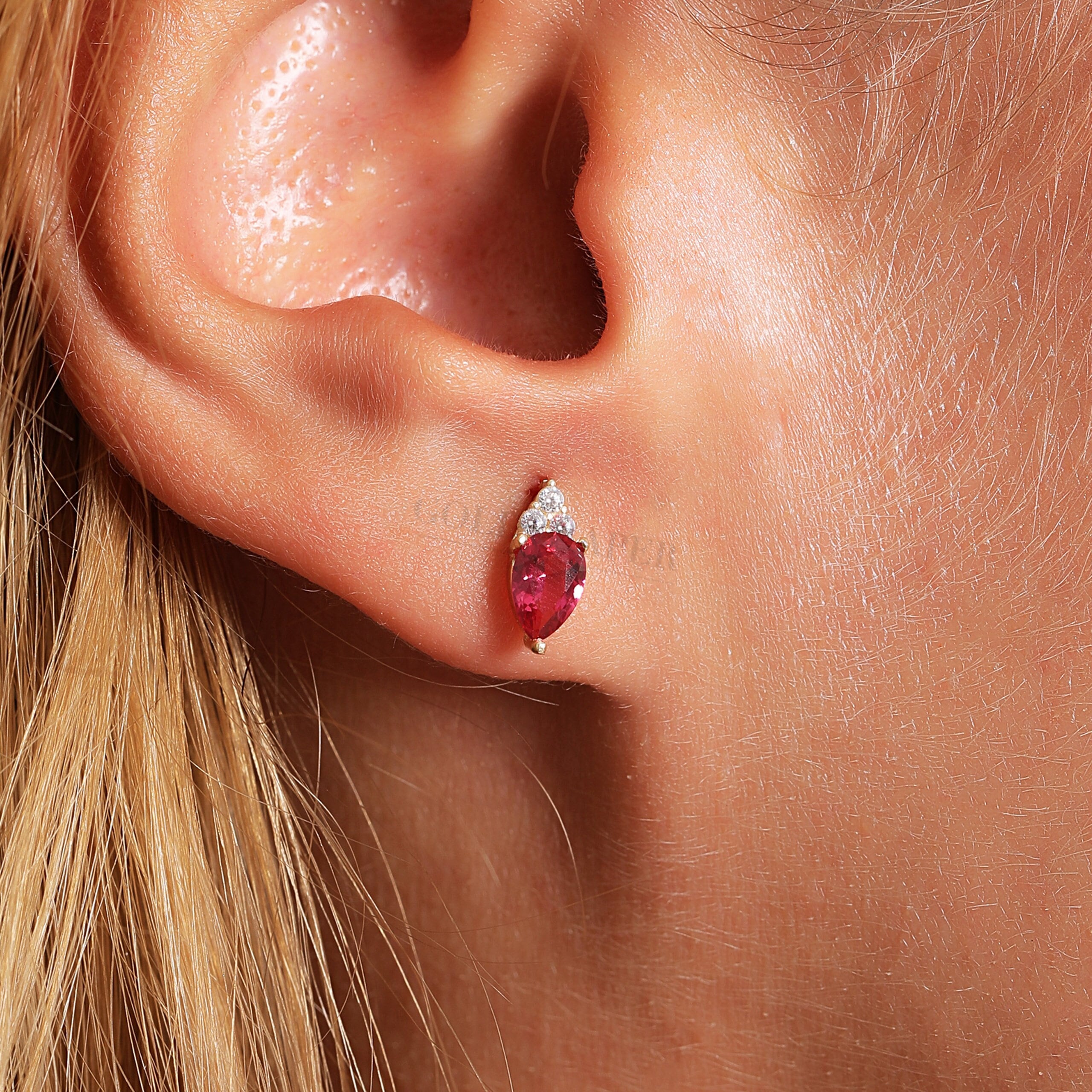 Orecchini in oro 14 carati con rubino, orecchini a bottone con rubino, orecchini in oro rubino, orecchini con pietra portafortuna del mese di luglio,