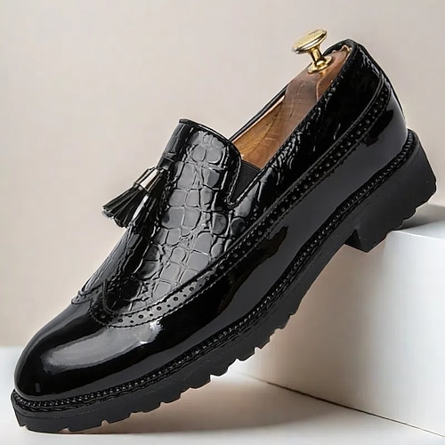 Herren-Loafer aus schwarz-weißem Lacklederimitat – elegante Schuhe mit Krokodilprägung, Quaste und dicker Sohle für Gatsby-Partys, Hochzeiten, Abschlussbälle und das kultivierte Nachtleben Image