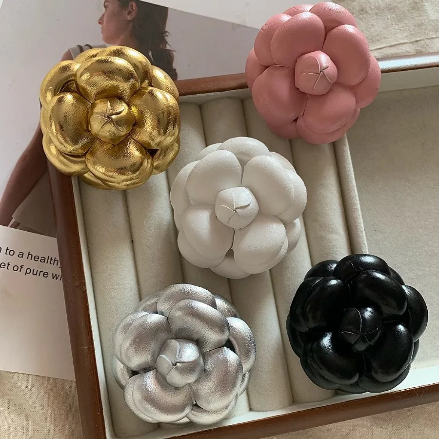 Frauen Kamelie Leder Rose Blume Brosche High-end-Luxus Temperament Einzigartige Anzug Revers Pin Kleid Brust Blume Image