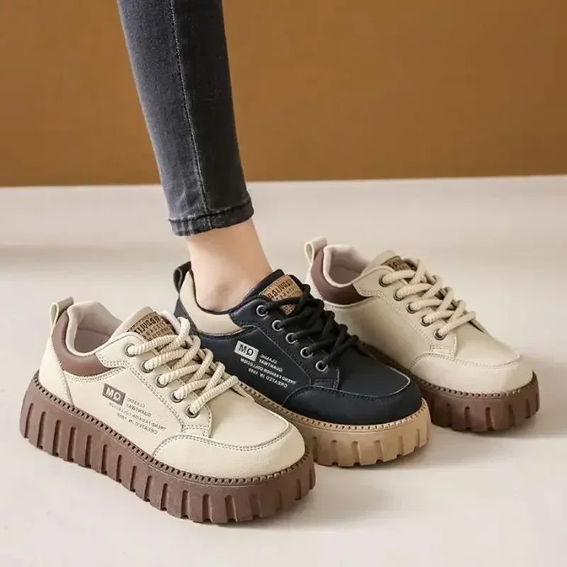 Kleine weiße Schuhe 2024, Frühjahr/Sommer, neue Damen-Casual-Vielseitigkeit, dicke Sohle, erhöhte Damenschuhe, Studentenschuhe