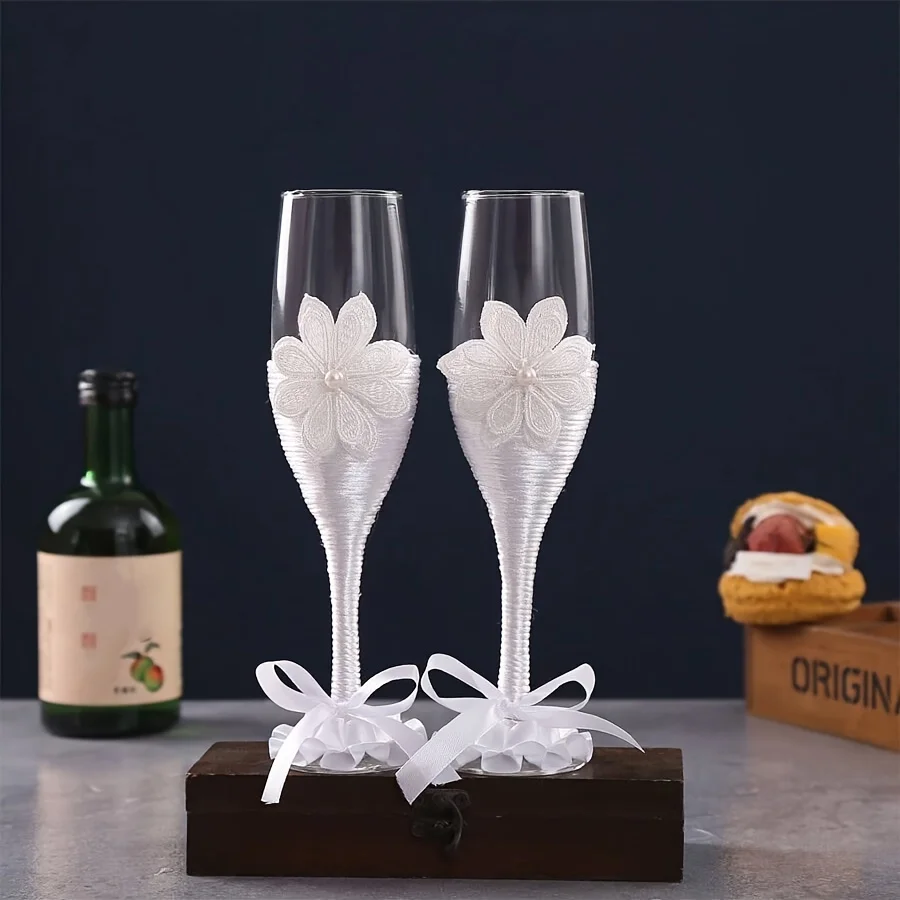 Ein Paar Hochzeits-Champagnergläser, weingläser mit Rosenverzierung, elegante, stilvolle Glassets Image
