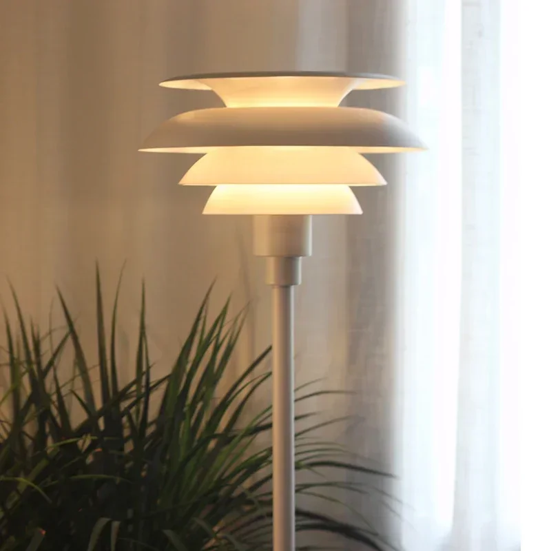 Nordic Designer Aluminium Eisen Stehlampe 5-lagige Platte klassisches Schlafzimmer Wohnzimmer weiche Sofa Rand LED stehende Beleuchtung Dekor