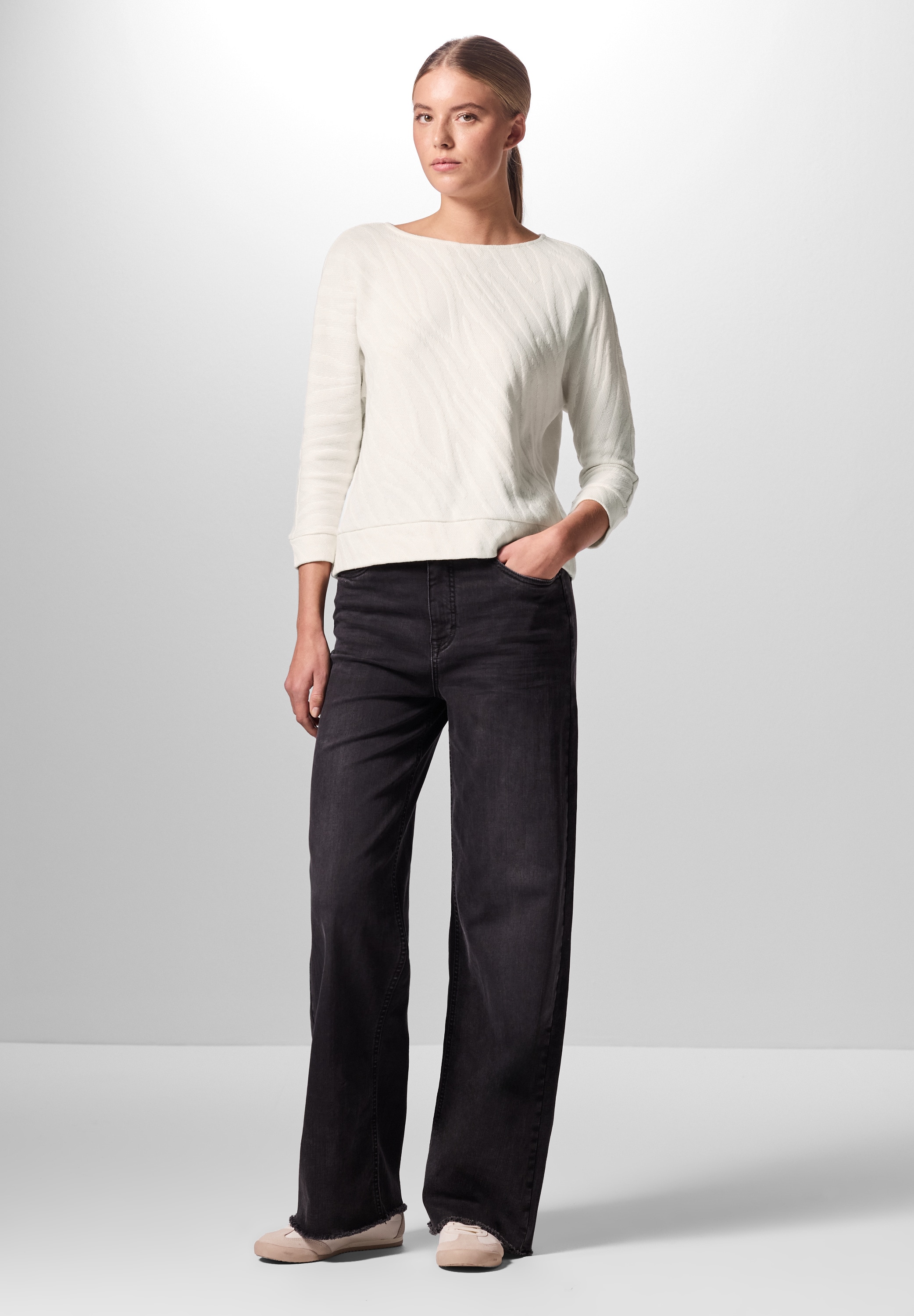 T-Shirt STREET ONE STUDIO, Damen, Gr. 42, beige (soft beige), Stoff, 67% Polyester, 31% Viskose, 2% Elasthan, Strukturmuster, normal normal, U-Boot-Ausschnitt, Bündchen, Shirts T-Shirt, aus elastischem Materialmix