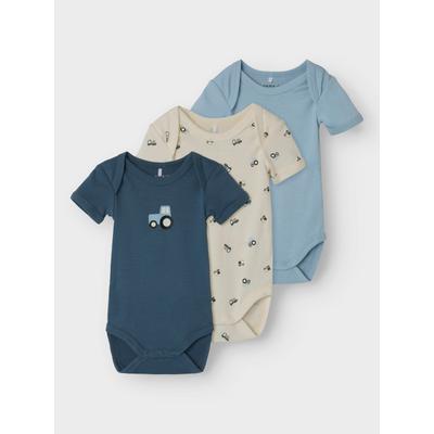 Schlafoverall NAME IT "NBMBODY 3P SS JET STREAM TRACTOR NOOS", Baby, Gr. 56, N-Gr, grün (jet stream), Jersey, Obermaterial: 100% Baumwolle, bedruckt, casual, regular fit, Rundhals, Kurzarm, Overalls Image