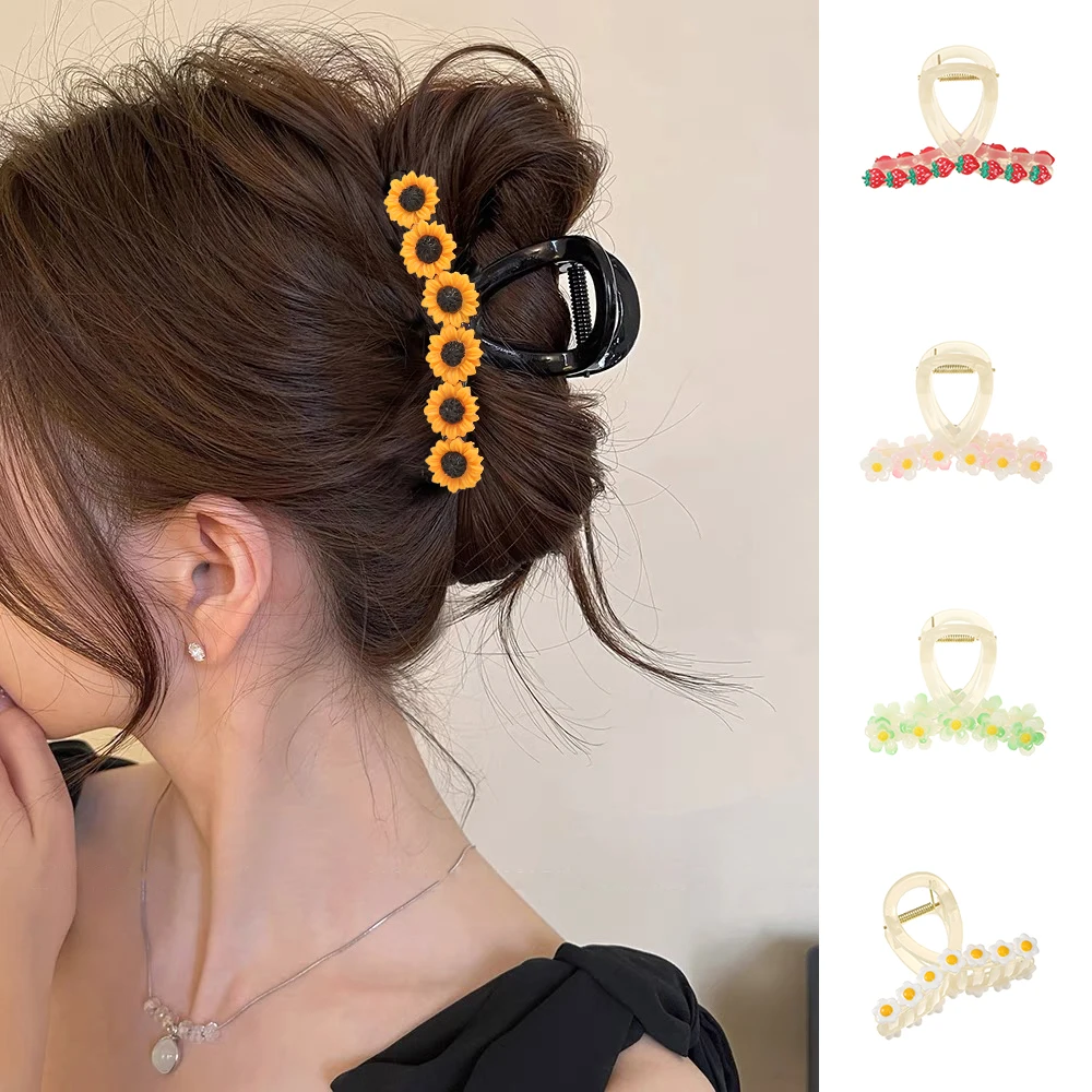 Awaytr Kunststoff Gänseblümchen Erdbeer Haar Kralle Krabben Clip für Frauen Mädchen Acryl Flüssigkeit Liebe Haars pangen Hai Clip Haar Zubehör Image