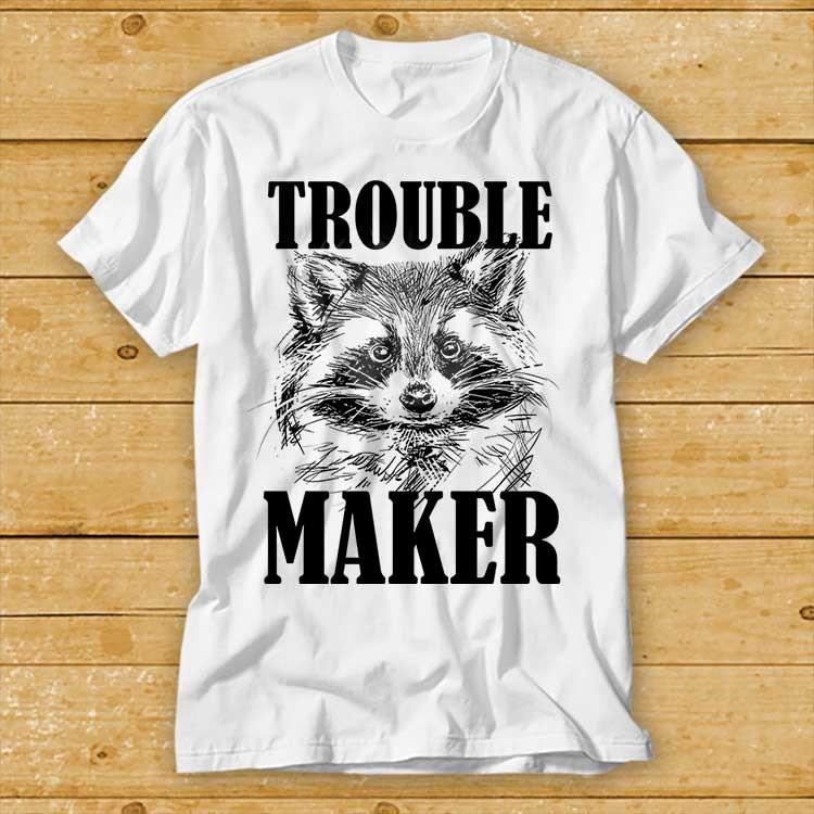 Maglietta regalo best seller Raccoon Trouble Maker Maglietta regalo meme best seller 1956