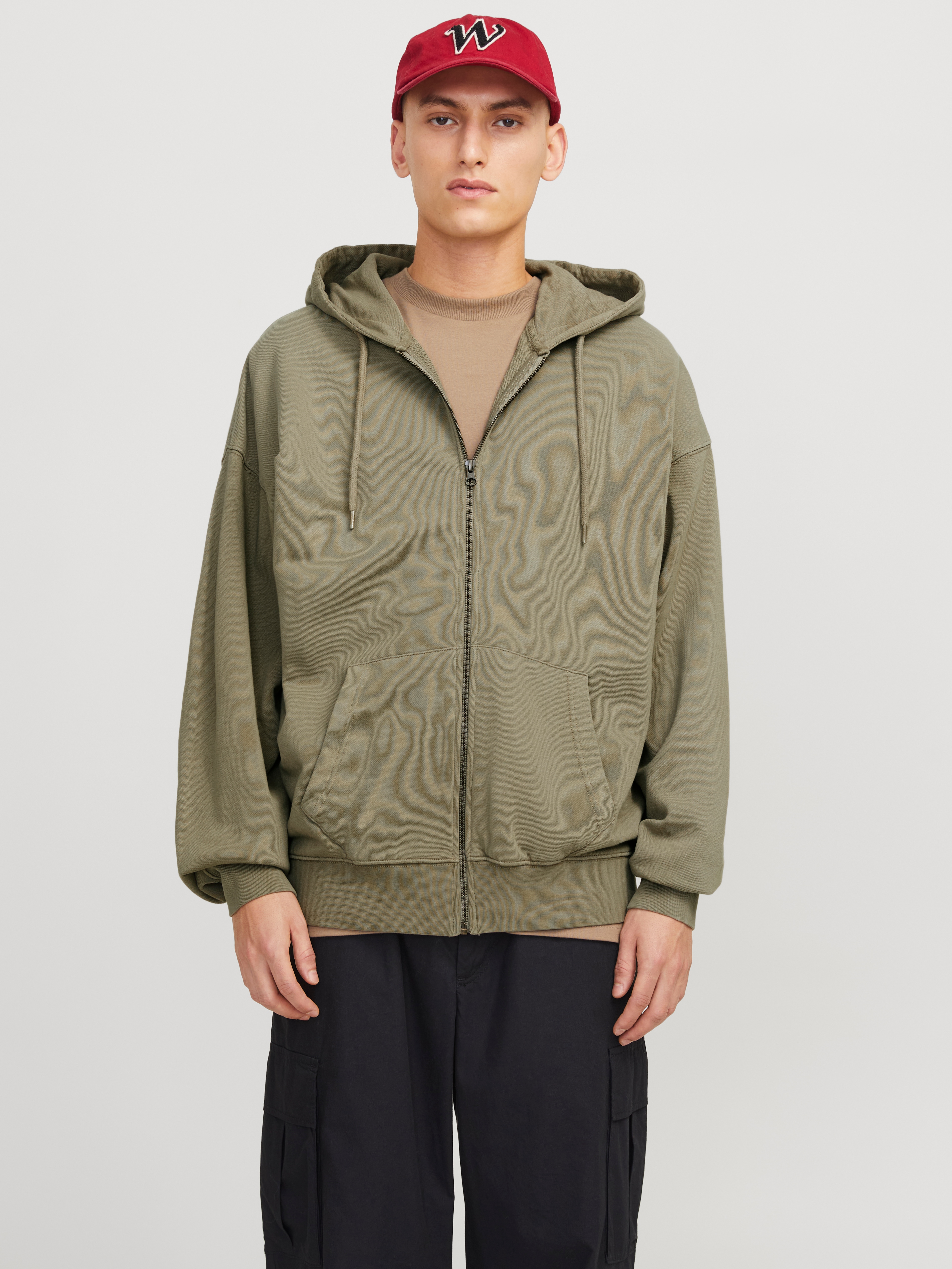 Kapuzensweatjacke JACK & JONES "JJECHARGE Hoodie mit Kapuze, Kordelzug und Taschen", Herren, Gr. M, silber (silber sage), angeraute Sweatware, Obermaterial: 100% Baumwolle, unifarben, loose fit taillenbedeckt, ohne Ausschnitt, Rippbündchen,...