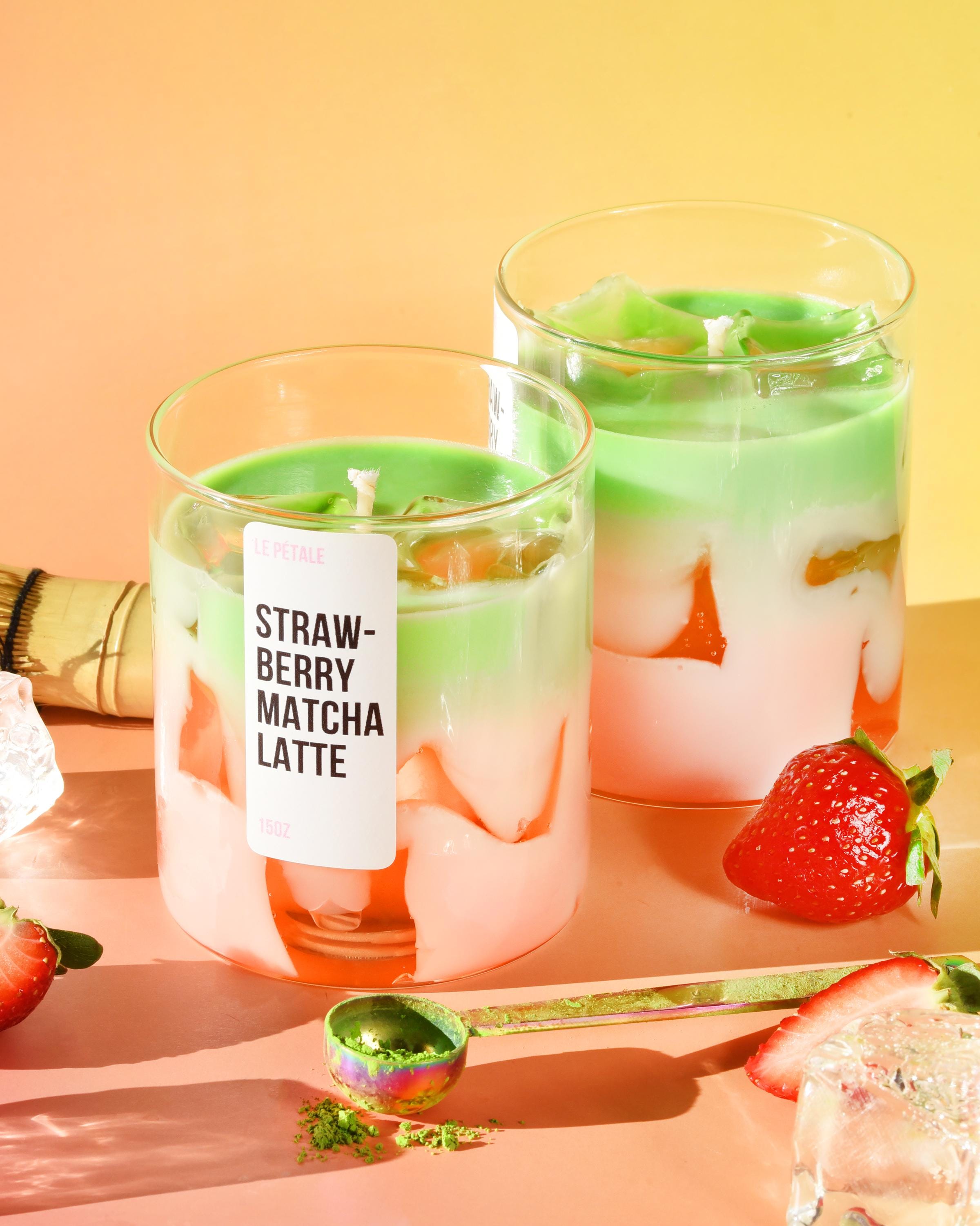 Candela artigianale al gusto di Matcha Latte e Fragola / Cera di soia, cubetti di ghiaccio in gel (425 g)