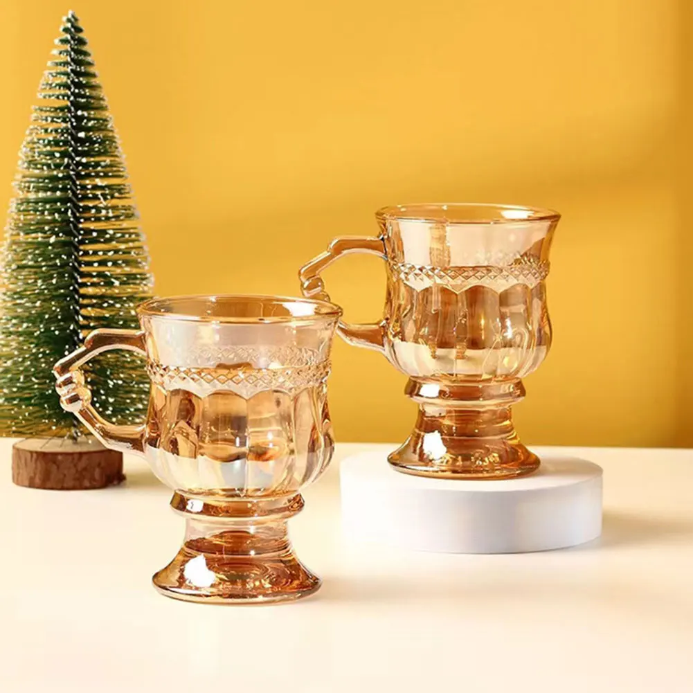 Modischer, geprägter Glasbecher im Retro-Stil, bernsteinfarben, kreativer Trinkbecher für Whiskysäfte mit Griff für die Home-Bar-Party Image