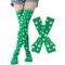 Set mit grün-weiß gestreiften Kniestrümpfen und fingerlosen Handschuhen zum St. Patrick's Day mit Kleeblatt-Design, festliche Accessoires für Damen, perfekt für Feiertage und Kostümpartys