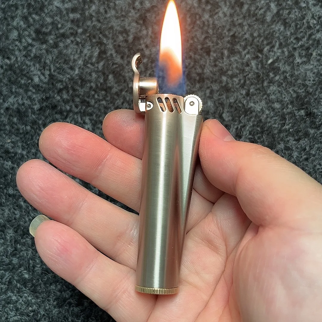 Schleifscheibe im alten Stil, Kerosinfeuerzeug, klassisches nostalgisches Tanken, schlankes Metall, langes Standby-Benzinfeuerzeug Image