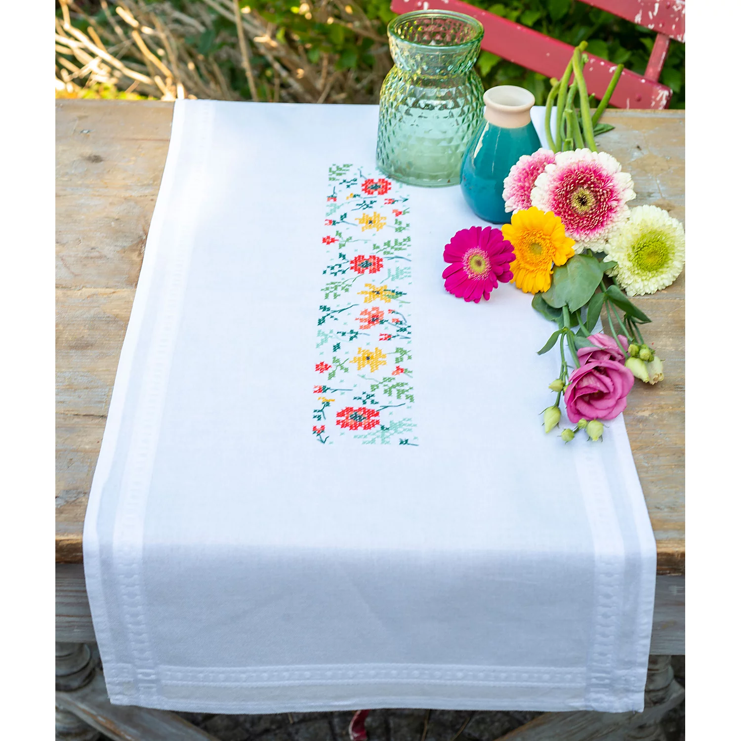 Chemin de table à broder "fleurs fraîches