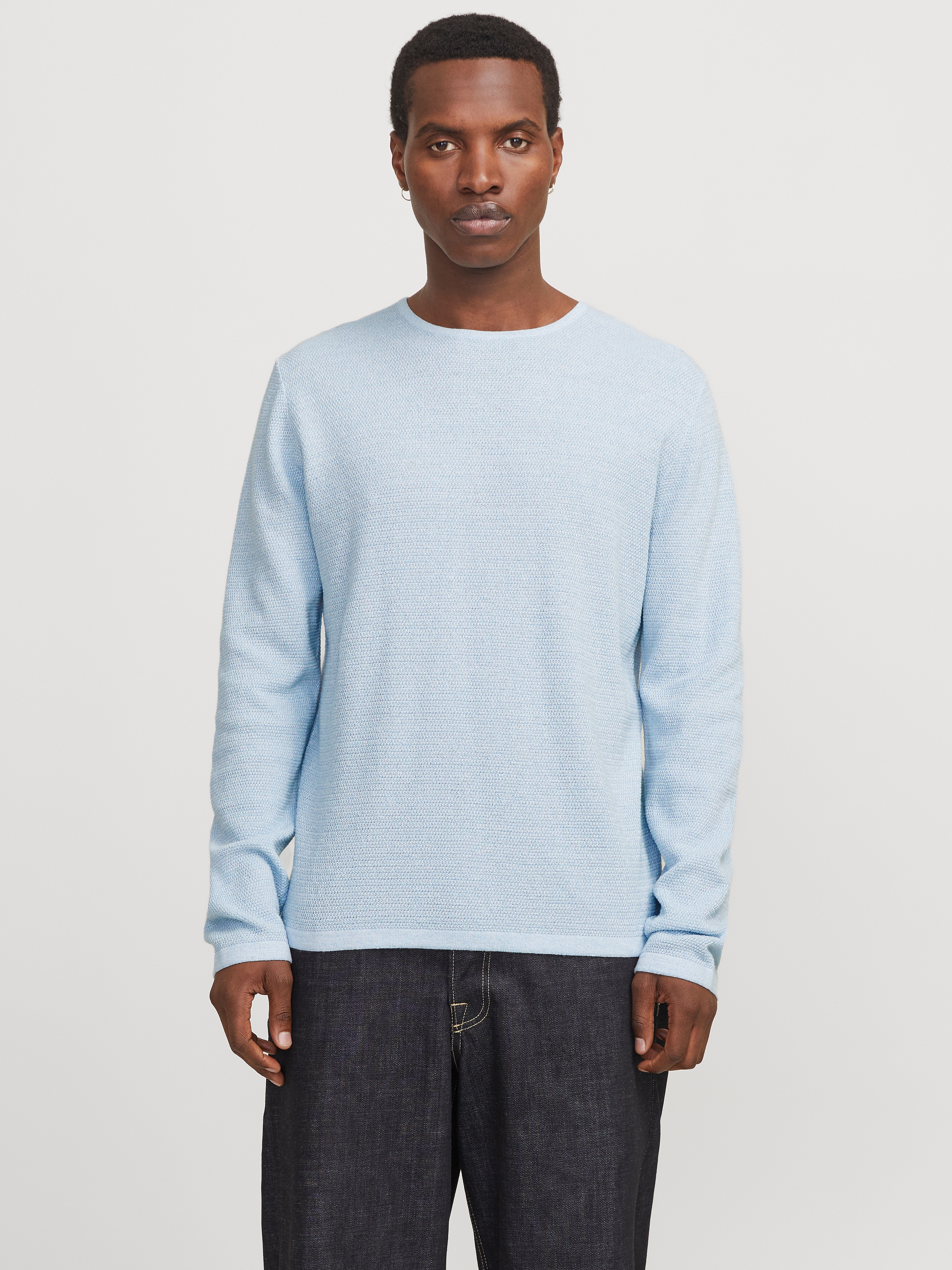 Rundhalspullover JACK & JONES "JJEGEORGE KNIT CREW NECK NOOS", Herren, Gr. M, blau (chambray blau detail:with cloud dancer), Strick, Obermaterial: 85% Baumwolle, 15% Polyester, unifarben, relaxed fit taillenbedeckt, Rundhals, Bündchen, Pullover...