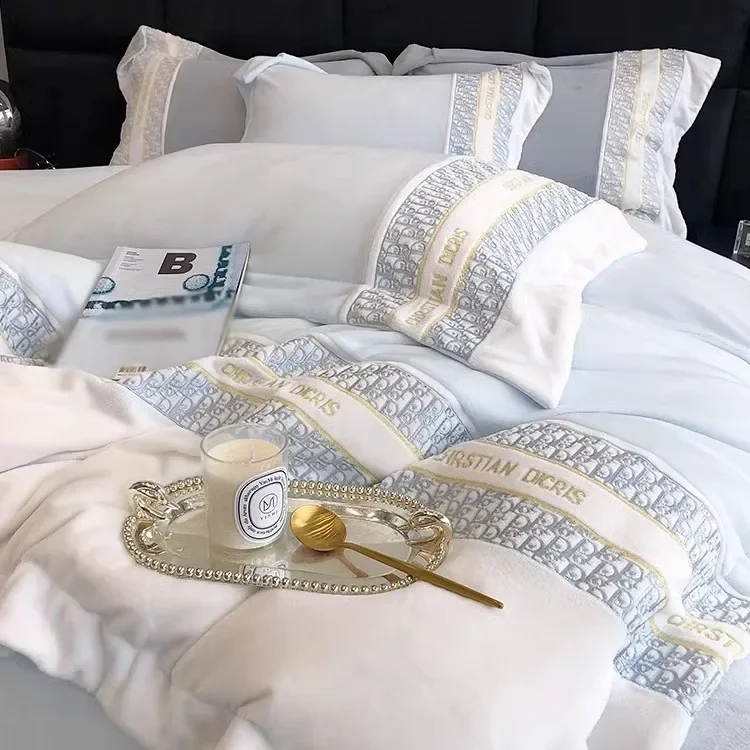 Vierteiliges Set aus verdickten, warmen, farblich passenden, einfachen Herbst-Winter-Bettlaken, leichten, luxuriösen, bestickten, verdickten Matratzenbettwäsche Image