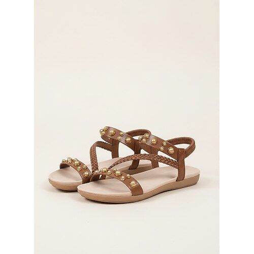 weiße geflochtene Damensandalen mit Nietenakzenten aus Kunstperlen und bequemer Sohle – stylisches Sommerschuhwerk für die Freizeit und Strandausflüge Image