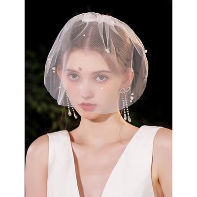 Short Bridal Veil with Pearl and Crystal Embellishments – Elegant Vintage Wedding Accessory for Brides, Ideal for Weddings and Ceremonies