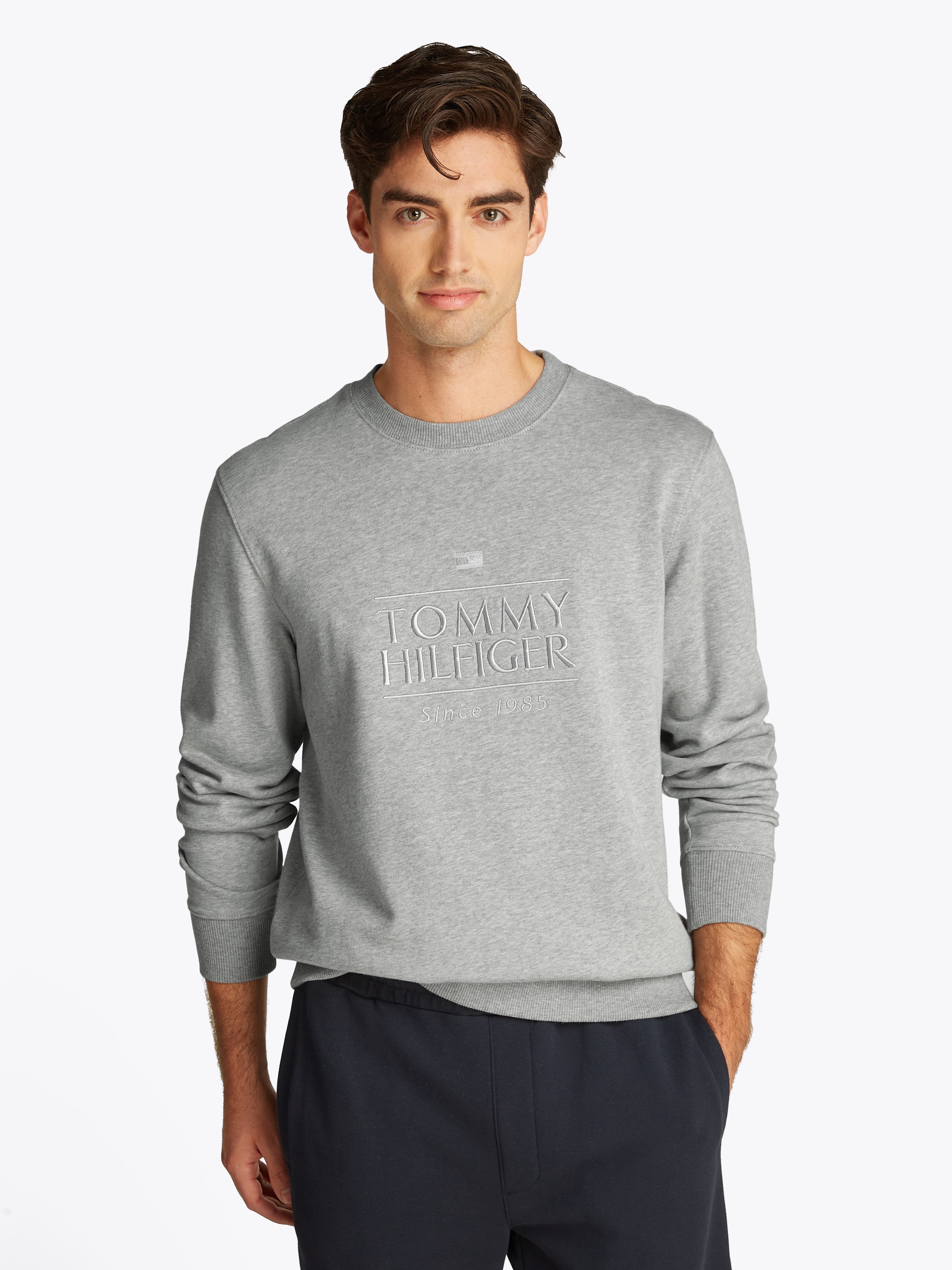 Sweatshirt TOMMY HILFIGER "HILFIGER EMBRO LOGO SWEATSHIRT", Herren, Gr. XL, light grau heather, Sweatware, Obermaterial: 100% Baumwolle, Casual, Rippbündchen, Sweatshirts Image