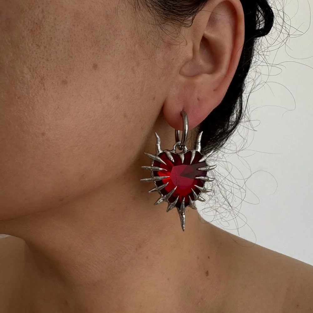 Gothic Rote Stachelige Herz Ohrringe für Frauen Silber Farbe Edgy Punk Dorn Spiked Herz Baumeln Ohrringe Y2K Grunge Club Schmuck