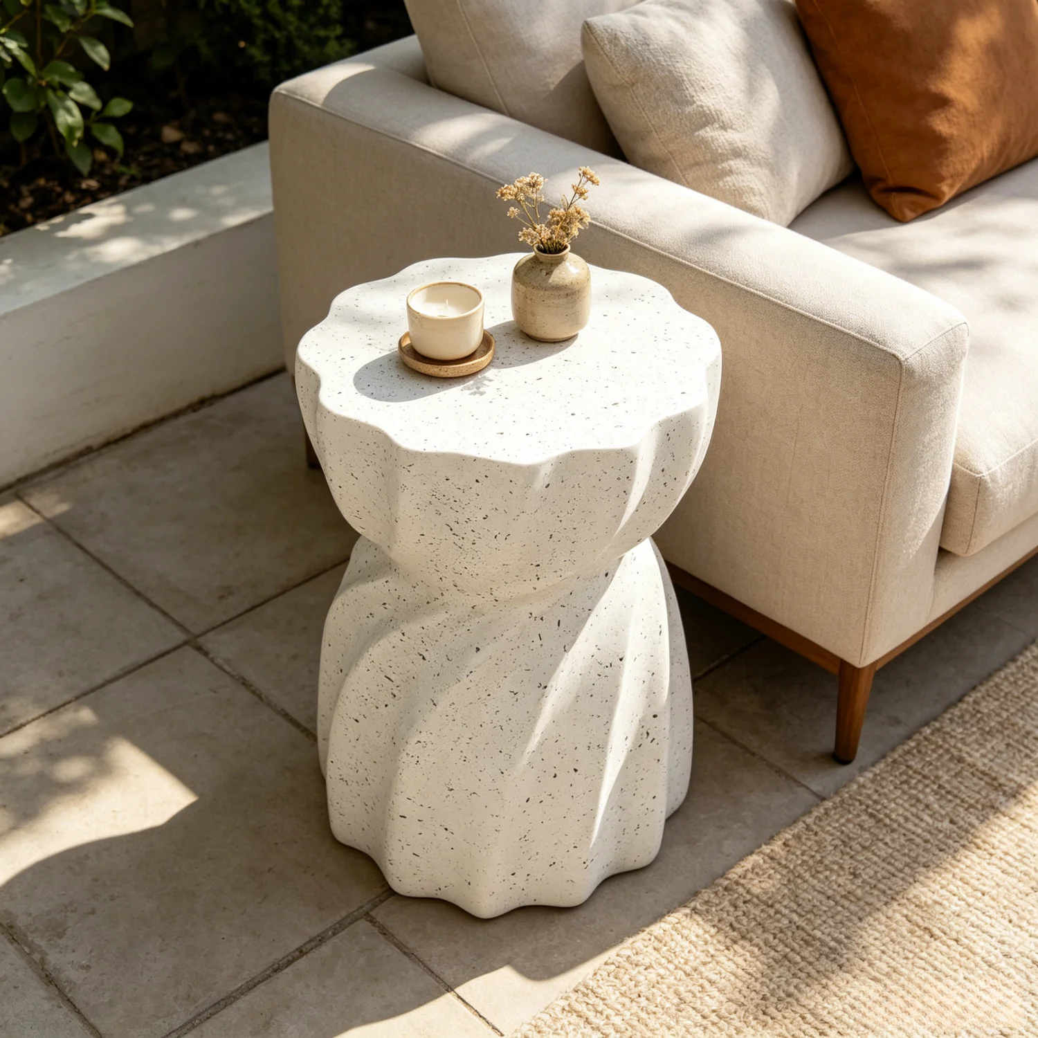 Zeitgenössischer, leichter Beistelltisch mit Betonakzent, Terrassen-Sanduhr-Beistelltisch, Gartenhocker für Wohnzimmer, Büro
