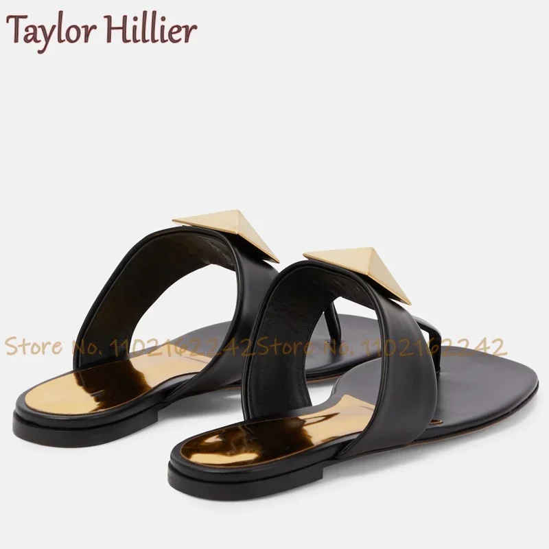 Gold Nieten Tanga Flache Schuhe Runde Kappe Flacher Mund Rutschfeste Sandalen Mode Sommer Luxus Designer Tanga Sandalen Hausschuhe Frauen