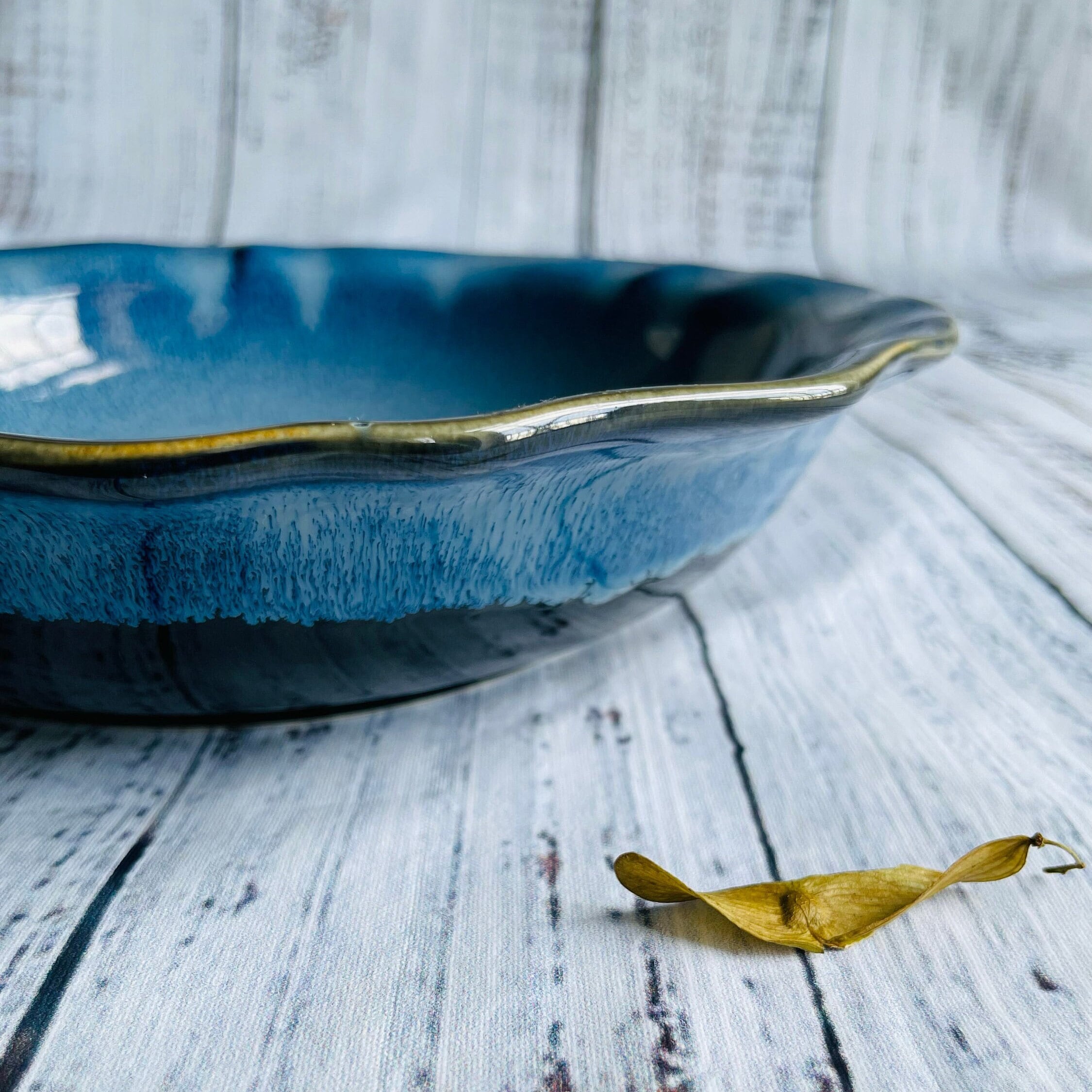 Ciotola bassa blu mare profondo: ciotola per frutta in ceramica - 23 cm Piatto da portata / Vassoio decorativo da tavola / ciotola a forma di fiore /