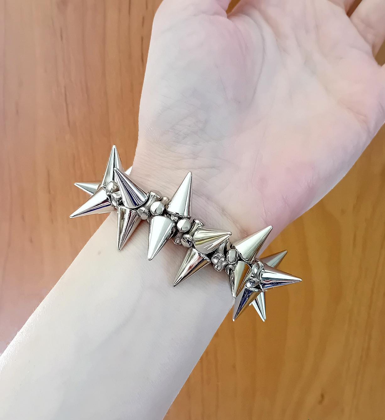 Braccialetto gotico con punte in argento, bracciale con punte in stile punk rock, gioiello rock alternativo audace, accessorio unisex gotico grunge au