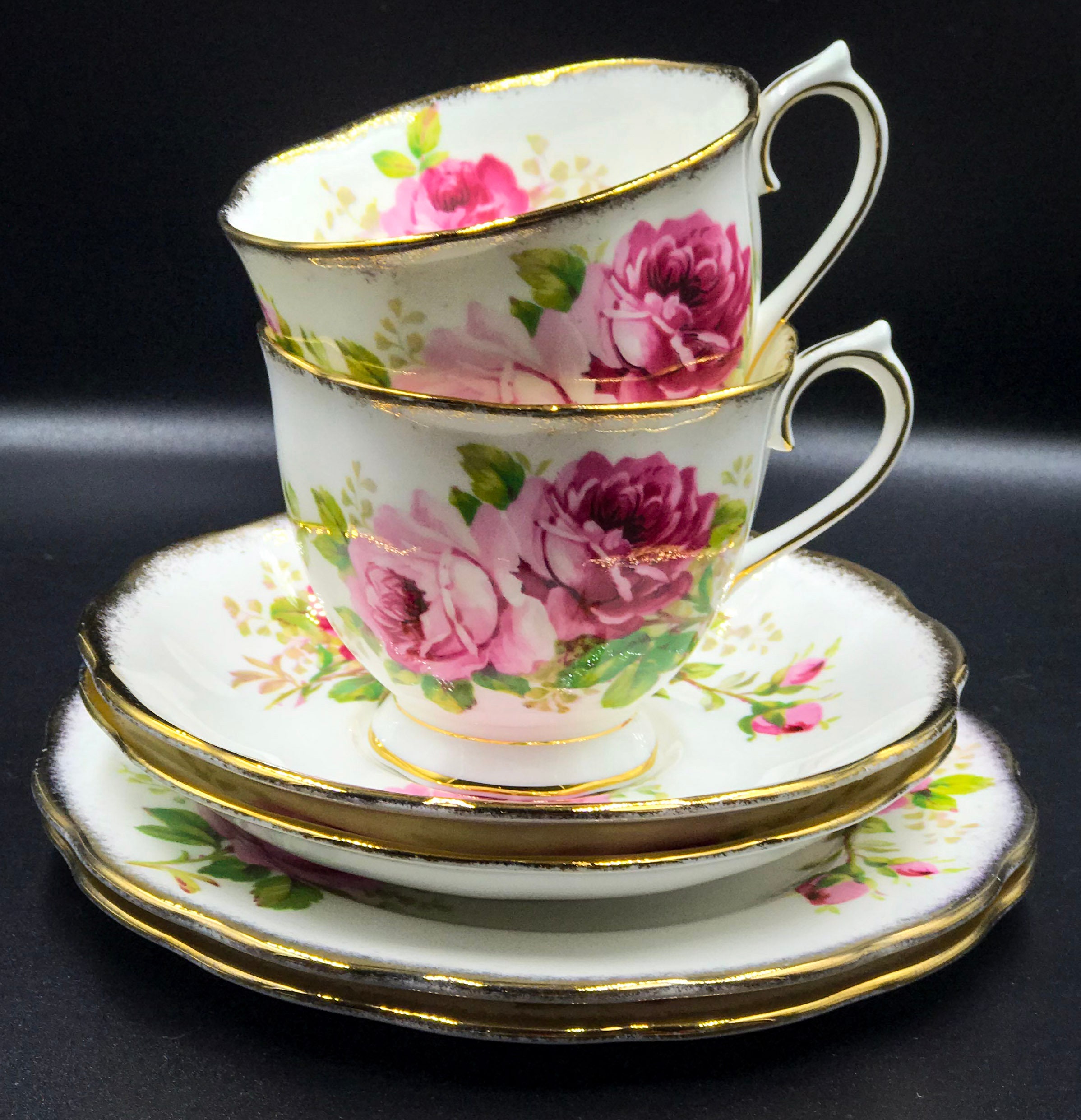 Tea party per 2 degli anni '40 - Set di due trio vintage Royal Albert American Beauty Rose Pink Floral Bone China con tazza da tè, piattino e piatto l