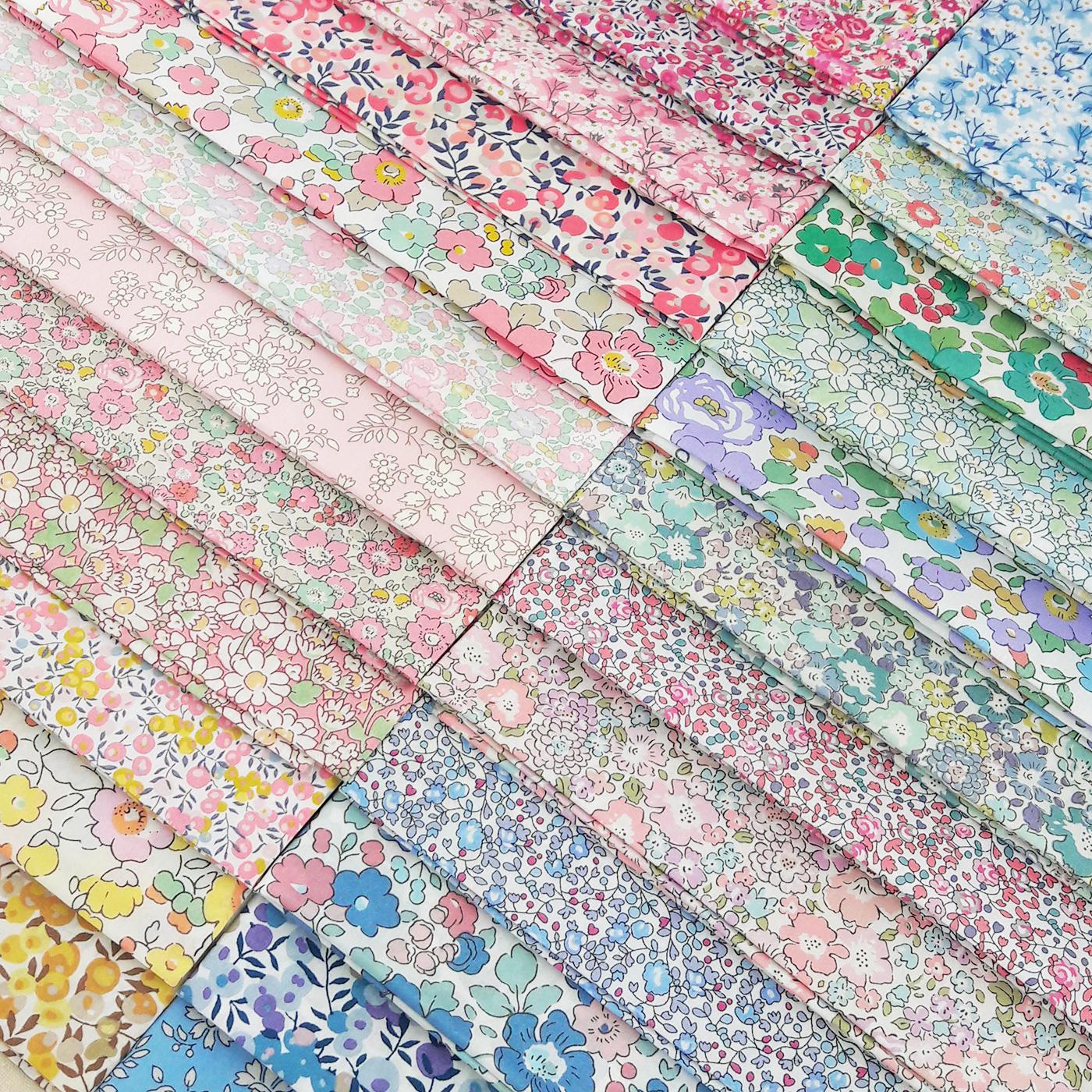 Pacchetto di tessuti Liberty ~ Spring Ditsy / Tana Lawn strisce di cotone per quilting da 45 cm - piccoli motivi floreali rosa pallido blu giallo ver