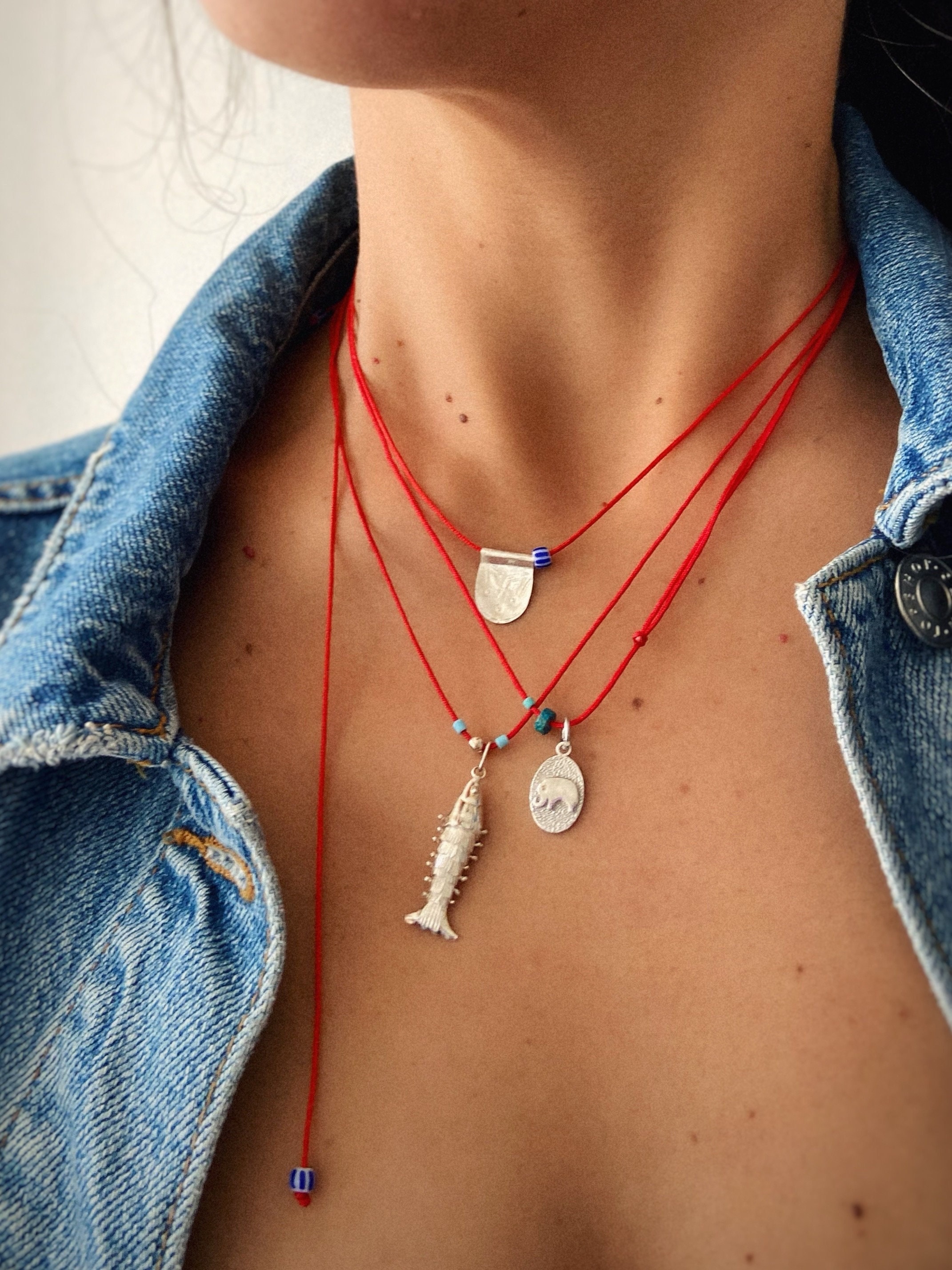 Collana con pesce in argento sterling 925, collana con pesce in argento, collana con filo rosso, collana rossa minimale, collana per amanti dei pesci,