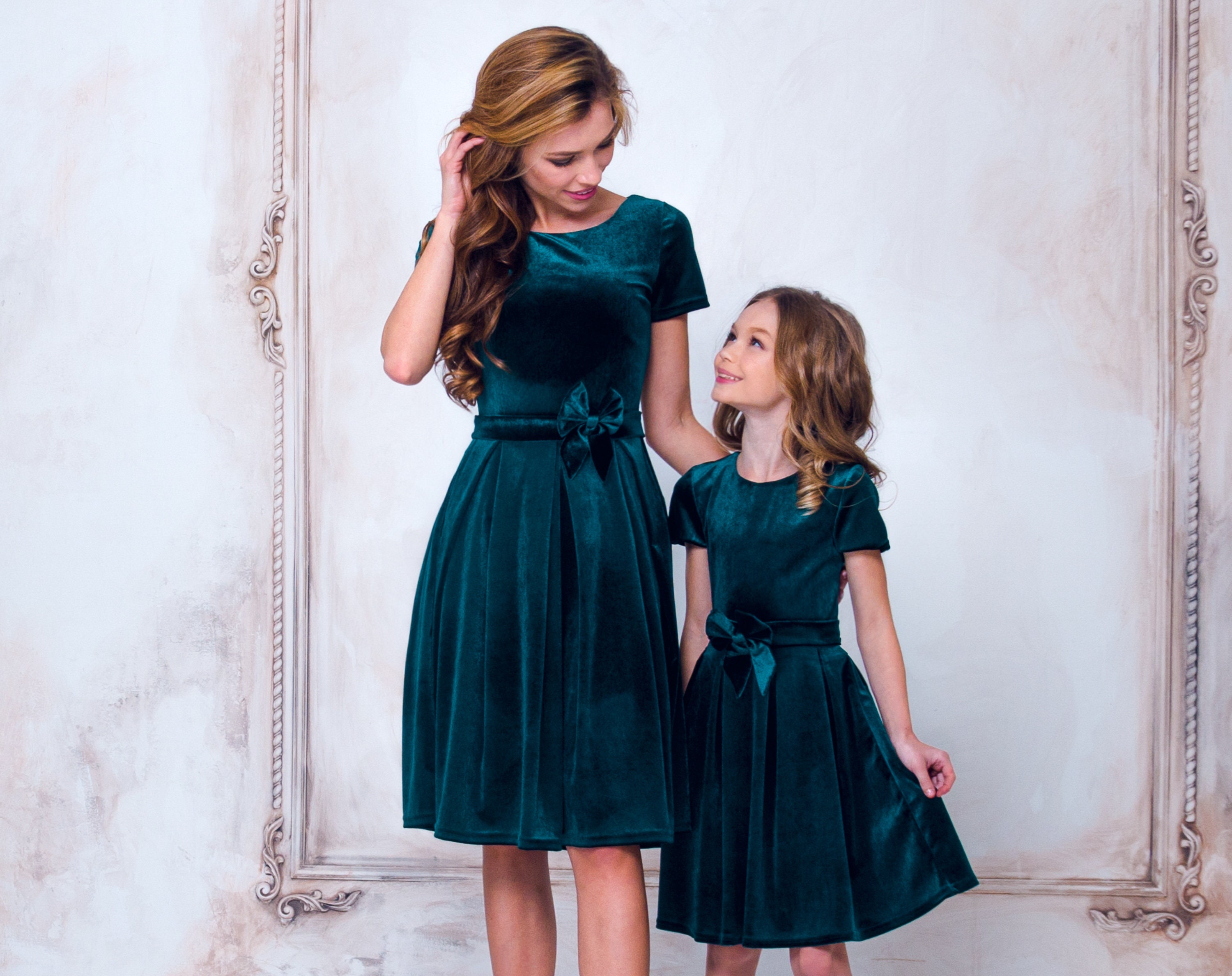 Abiti coordinati in velluto verde acqua per mamma e figlia, abiti per mamma e figlia, abito per servizio fotografico per mamma e figlia, abiti per bam