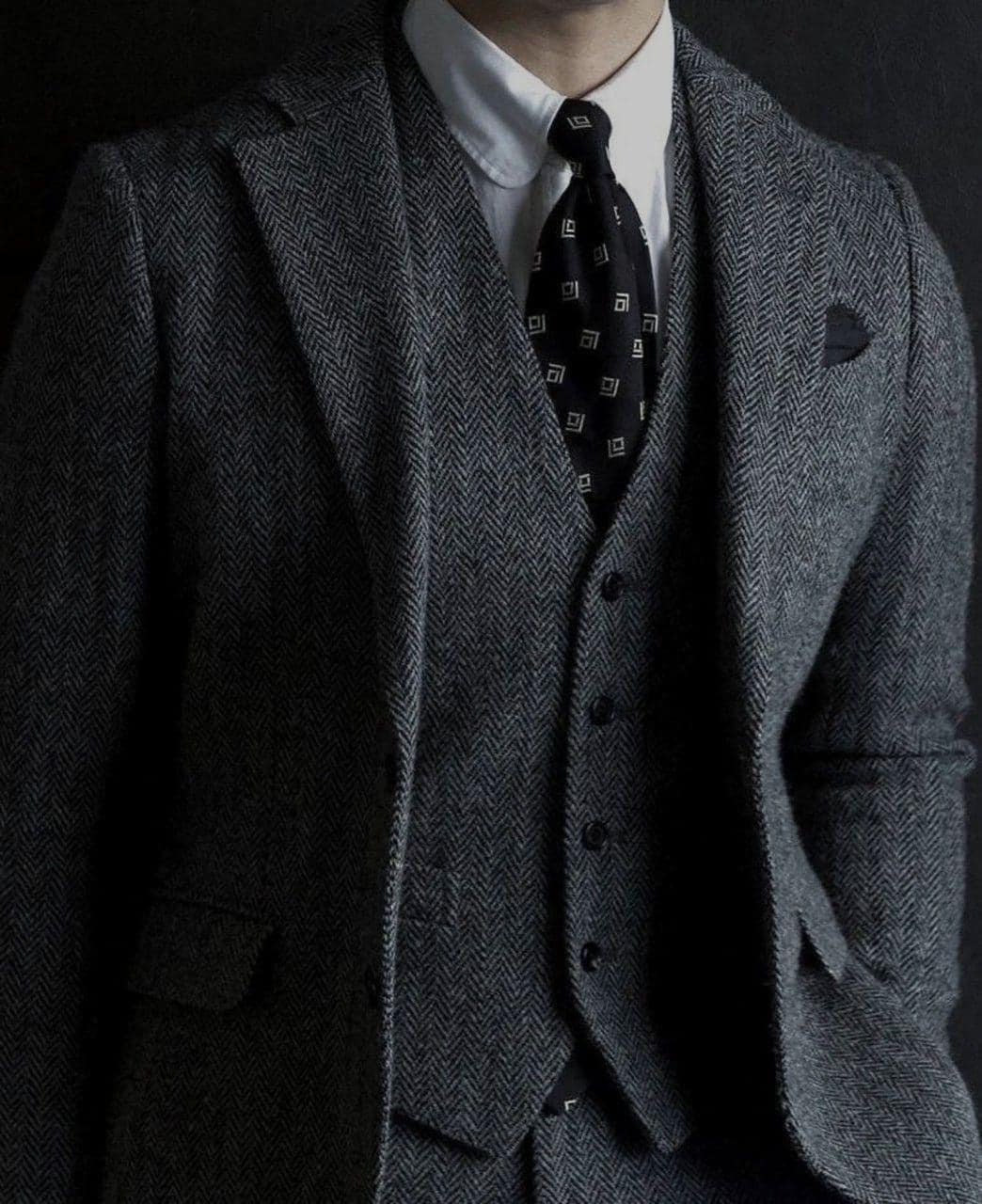 Abito da uomo in tweed di lana a spina di pesce: completo a tre pezzi grigio in stile vintage