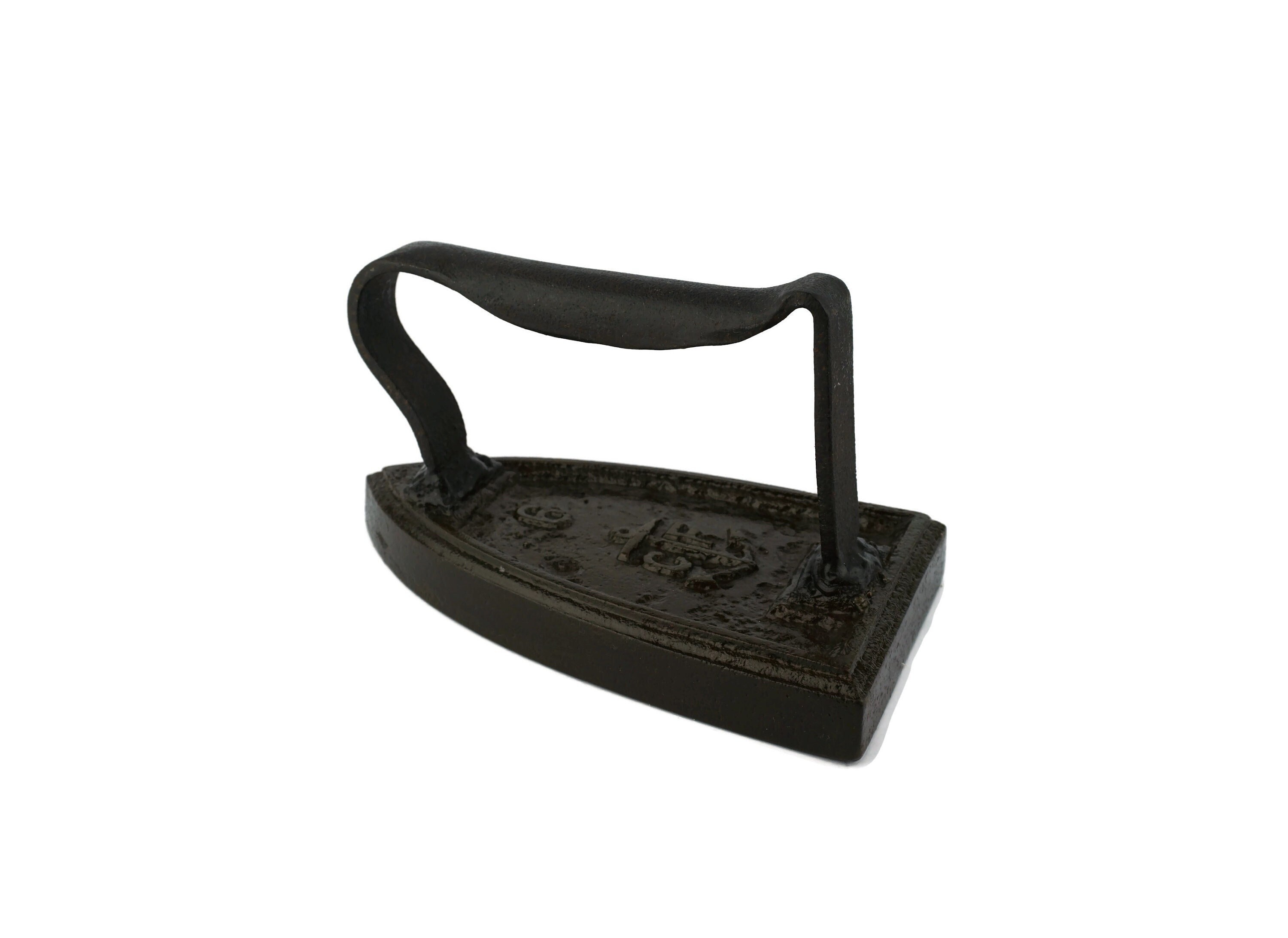 Antico ferro da stiro in ferro Francia, ferro francese del XIX secolo, acciaio fuso, ferro francese da collezione