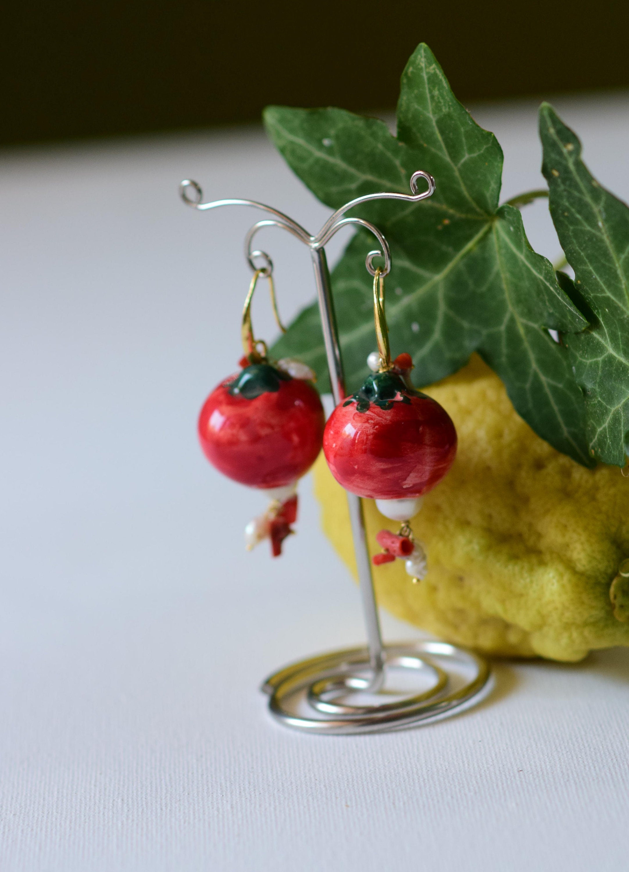 Grandi orecchini siciliani tondi Melograno in ceramica di Caltagirone, vernice dorata, orecchini unici, gioielli fatti a mano, perla naturale e corall