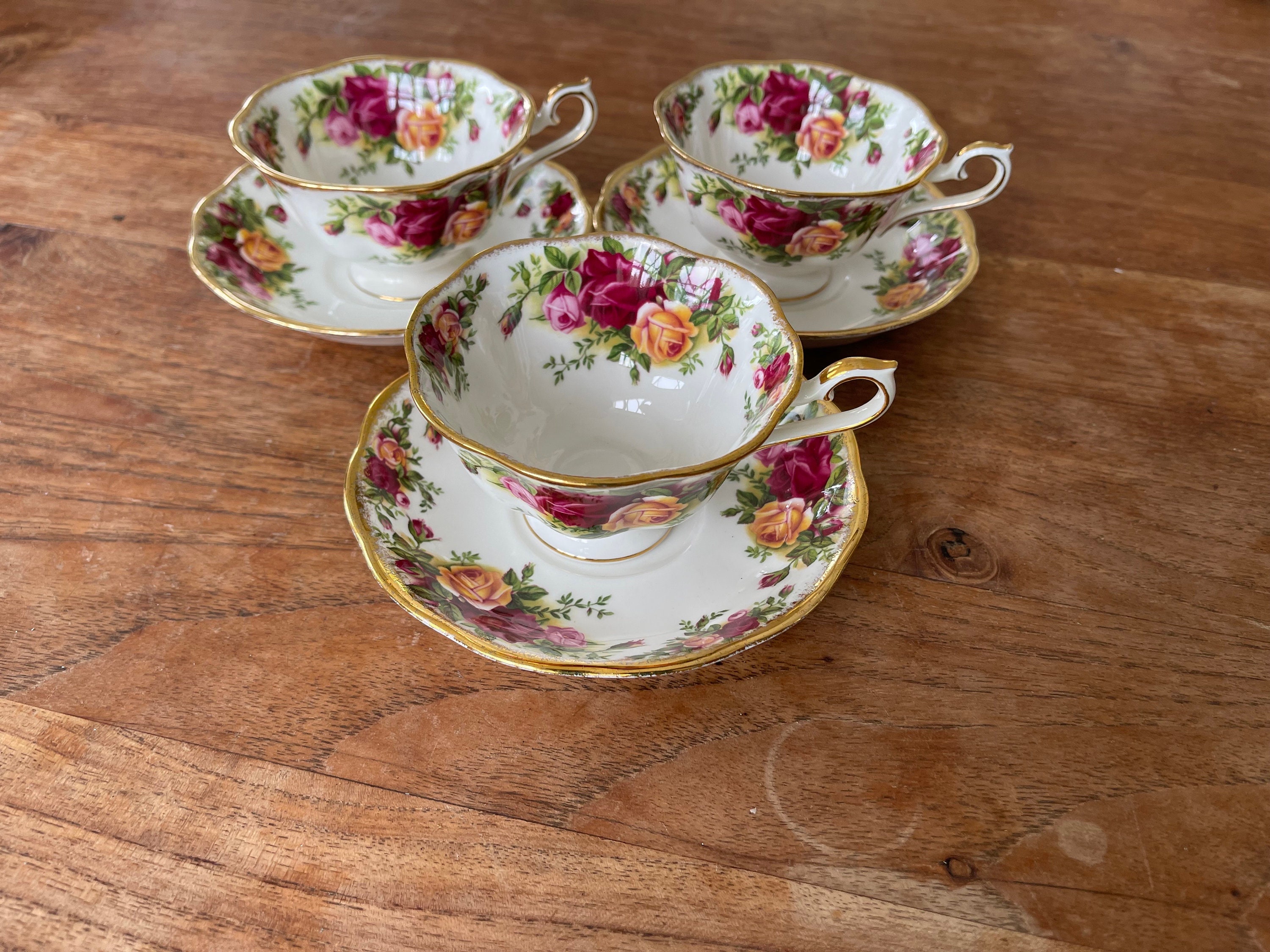 "Set di 3 splendide tazze da tè/tazze Avon e piattino \"Old Country Roses\" in porcellana Bone China della Royal Albert England - Tazza da tè e piattino"