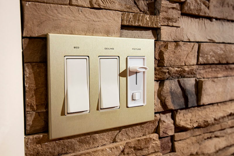 Piastra per interruttore a bilanciere in metallo a 3 bande con etichetta personalizzata: design moderno