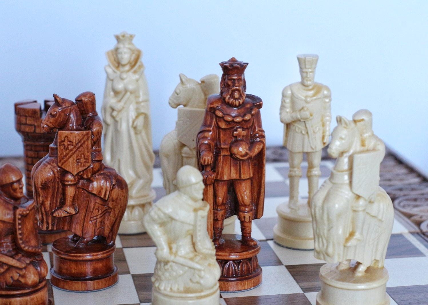 Pezzi degli scacchi a tema medievale, pezzi degli scacchi intagliati in legno con scatola, set di scacchi con pesi, pezzi degli scacchi originali inta