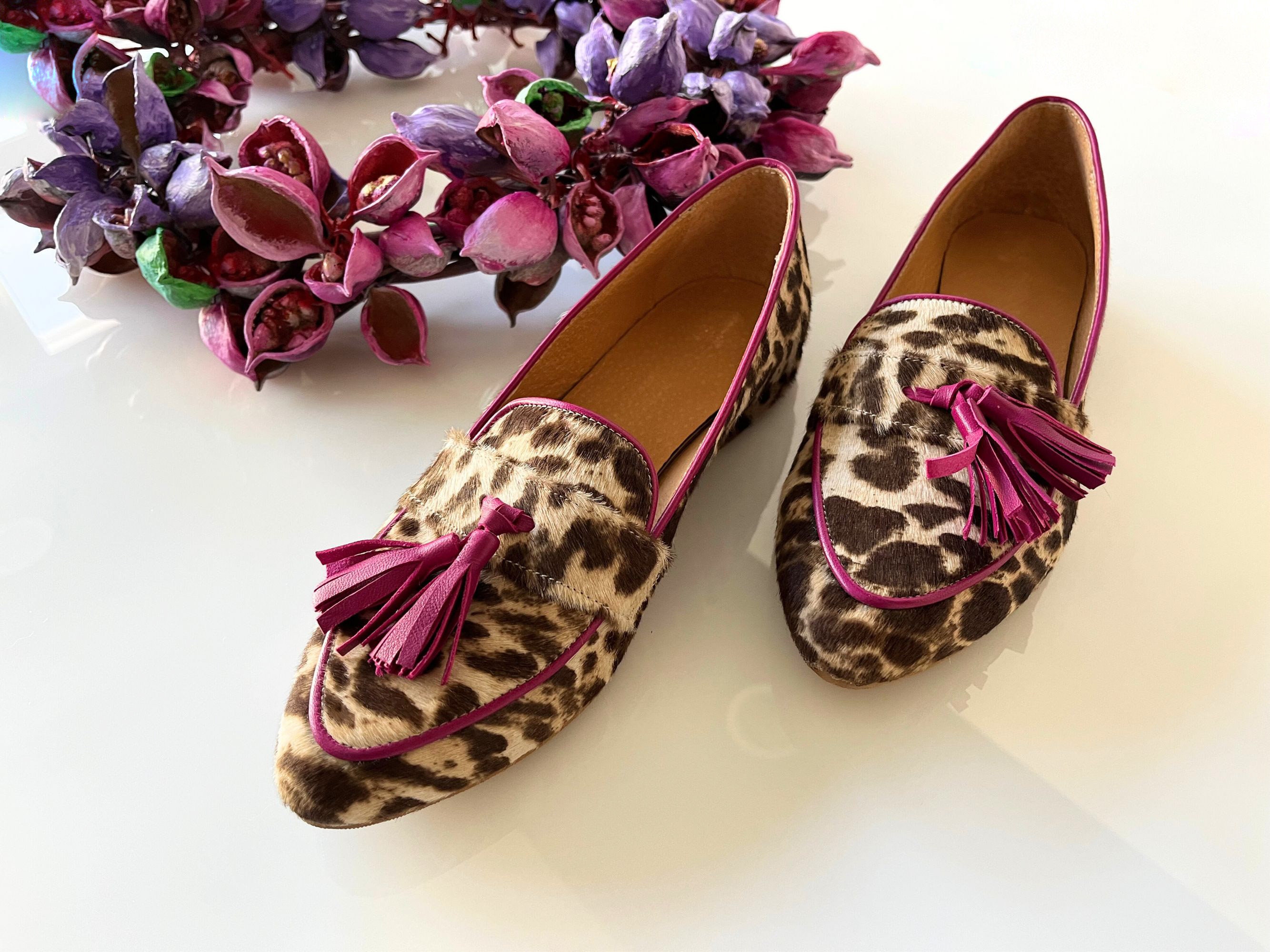 Mocassini da donna in pelo di cavallino leopardato con bordo e nappine magenta, scarpe basse stravaganti con stampa animalier, mocassini premium che c