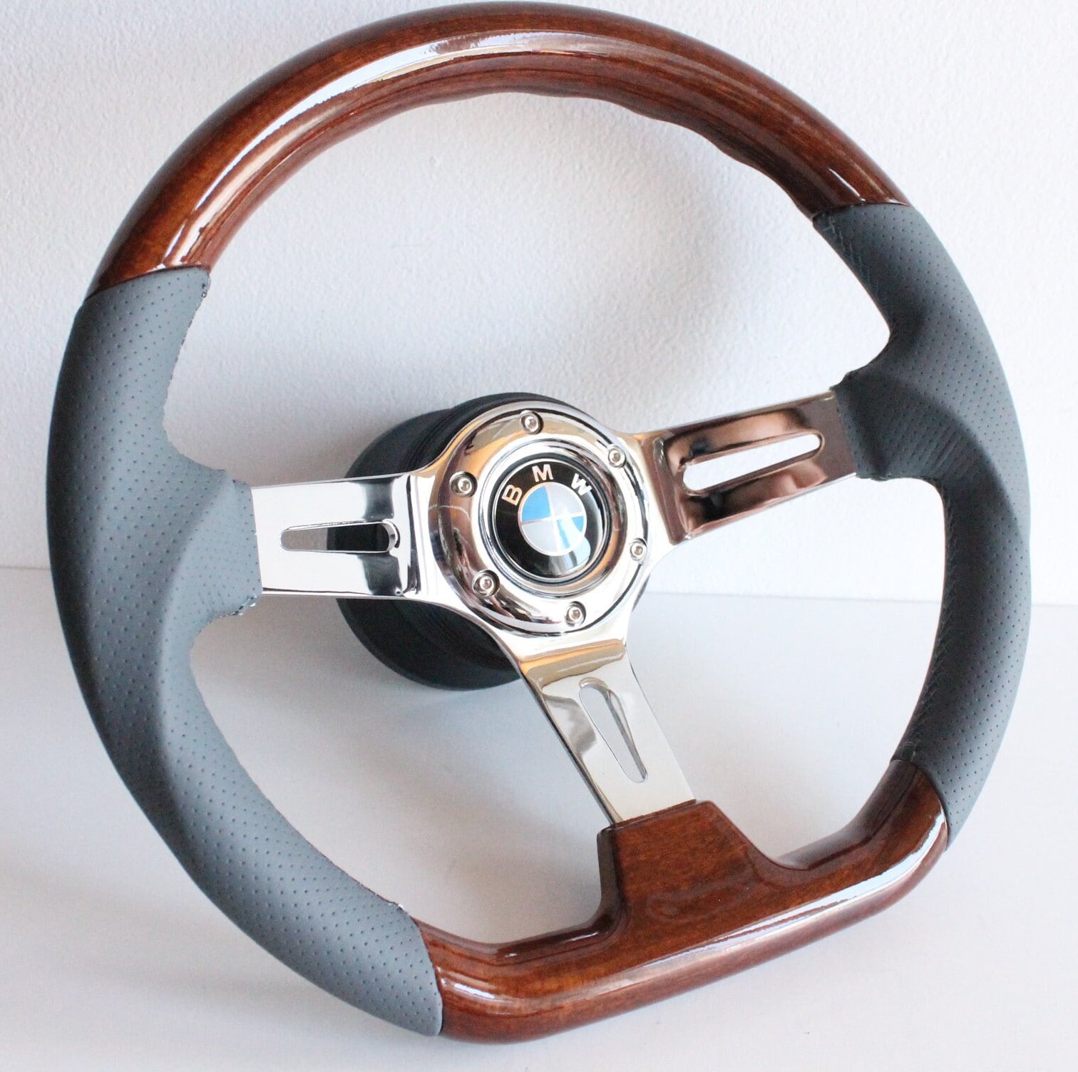 Volante adatto per BMW Usato, personalizzato, ricostruito in legno da 350 mm, sportivo, ricostruito a mano, fondo piatto, pelle grigia, per E24, E28,