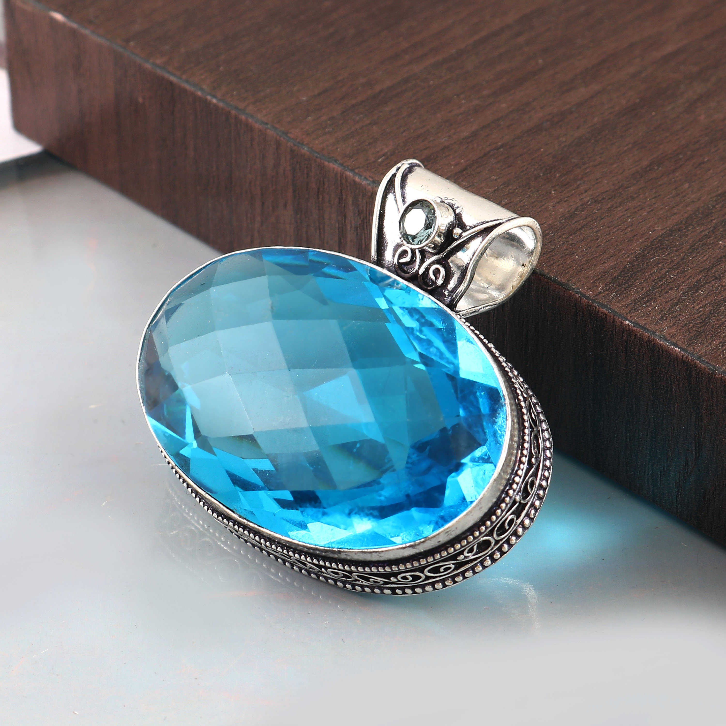 Ciondolo con grande topazio blu, ciondolo con pietra preziosa, ciondolo fatto a mano, ciondolo in argento sterling 925, ciondolo in argento con topazi