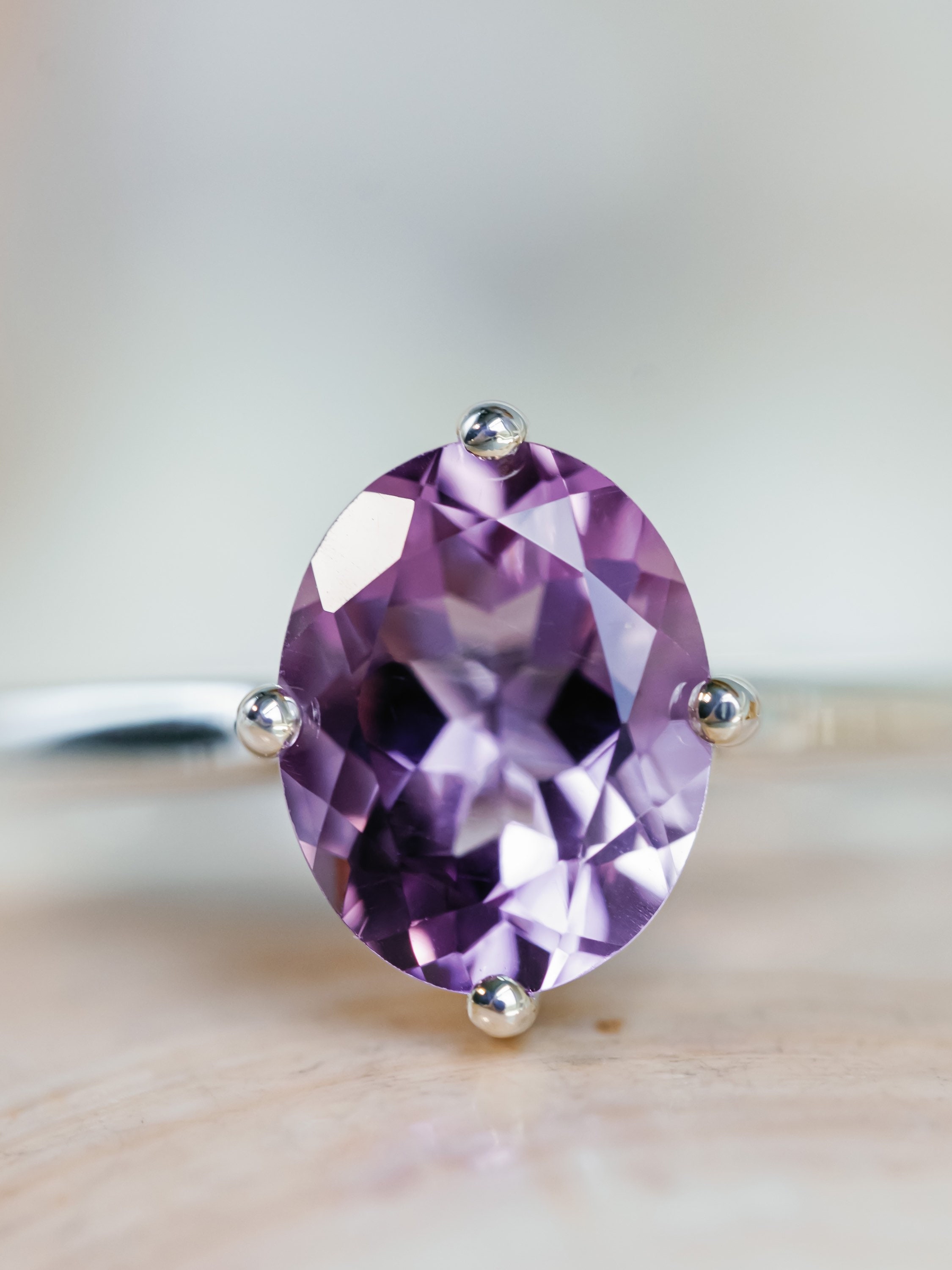 Anello con ametista Rose De France 14k, anello con ametista taglio ovale, anello con ametista da 2,5 ct, incastonatura a bussola, ametista lavanda