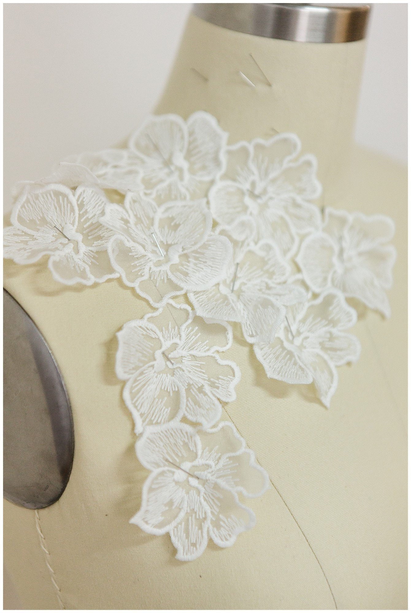 A17-160 // 10 pezzi. Toppa di pizzo a forma di fiore, fiore 3D da cucire, applicazione di pizzo a forma di fiore 3D, fiore di pizzo 3D, applicazione d
