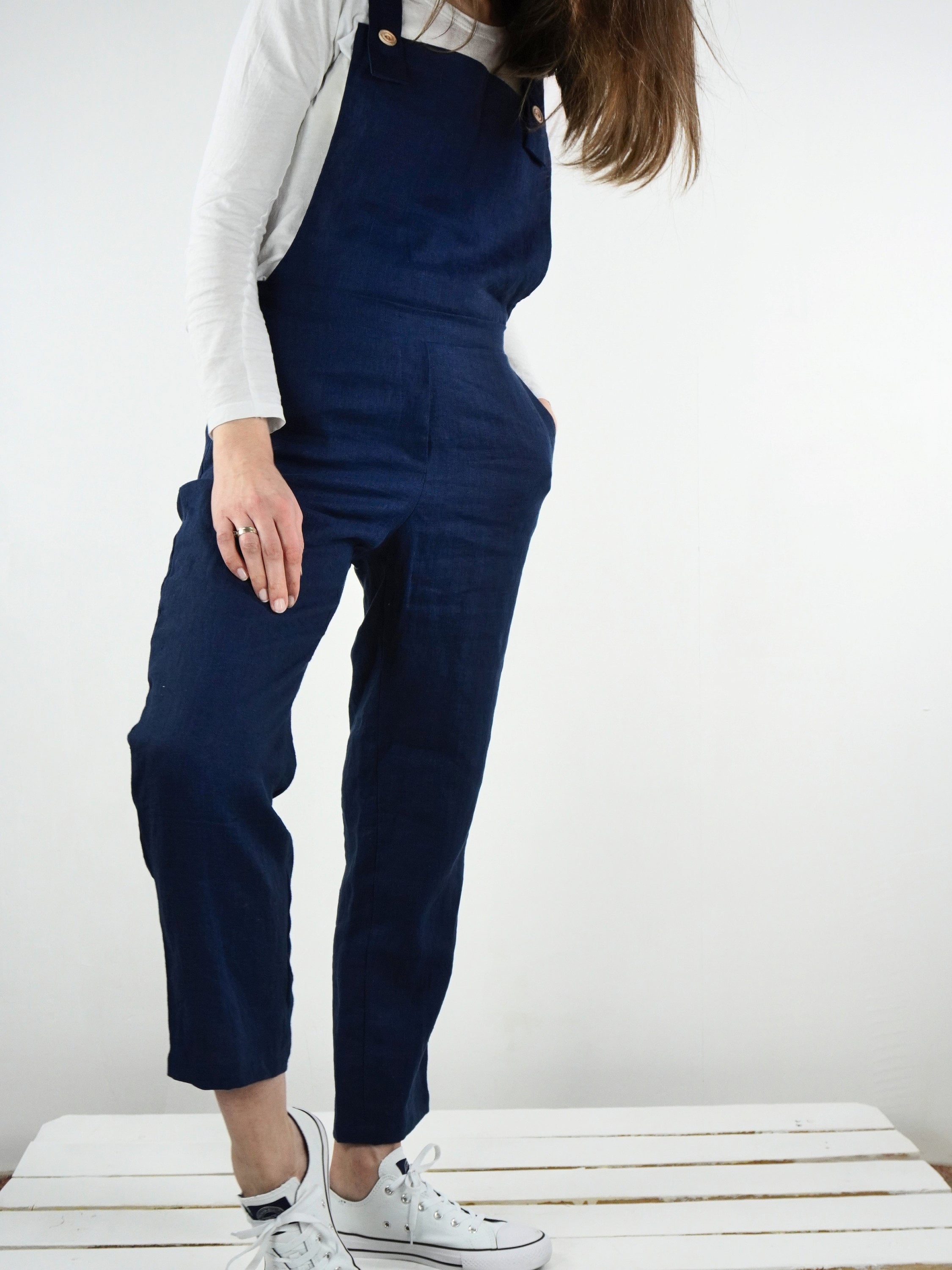 Salopette in lino. Salopette in lino. Tuta intera in lino. Tuta corta casual da donna. Tuta intera in lino naturale. Pantaloni in lino con salopette e