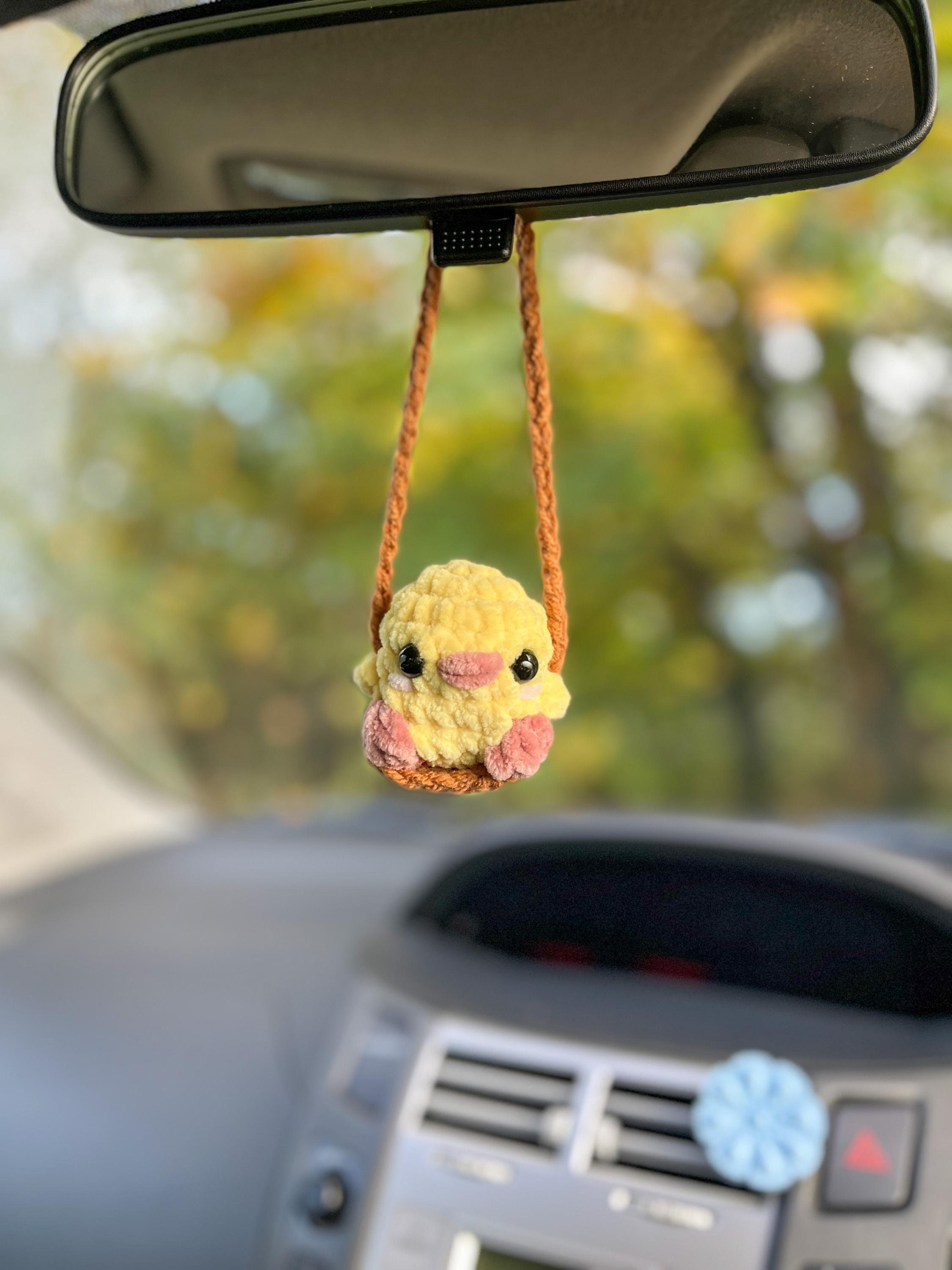 Ciondolo per auto a forma di pulcino su un'altalena, accessorio da appendere all'uncinetto per auto, grazioso pulcino che oscilla per auto, regalo per