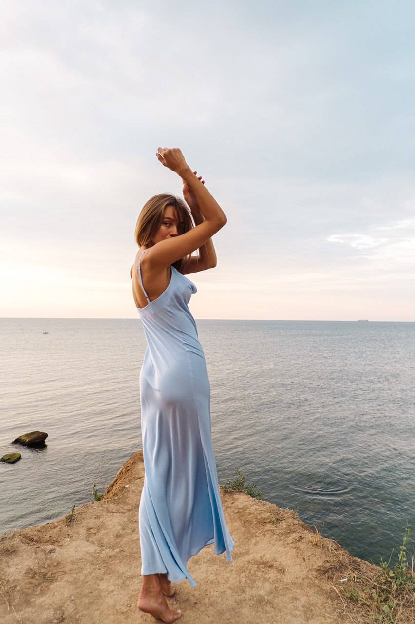 Sottoveste con scollo a cappuccio, abito in raso azzurro, abito lungo in raso, abito da damigella d'onore, abito semplice da ballo, abito da damigella