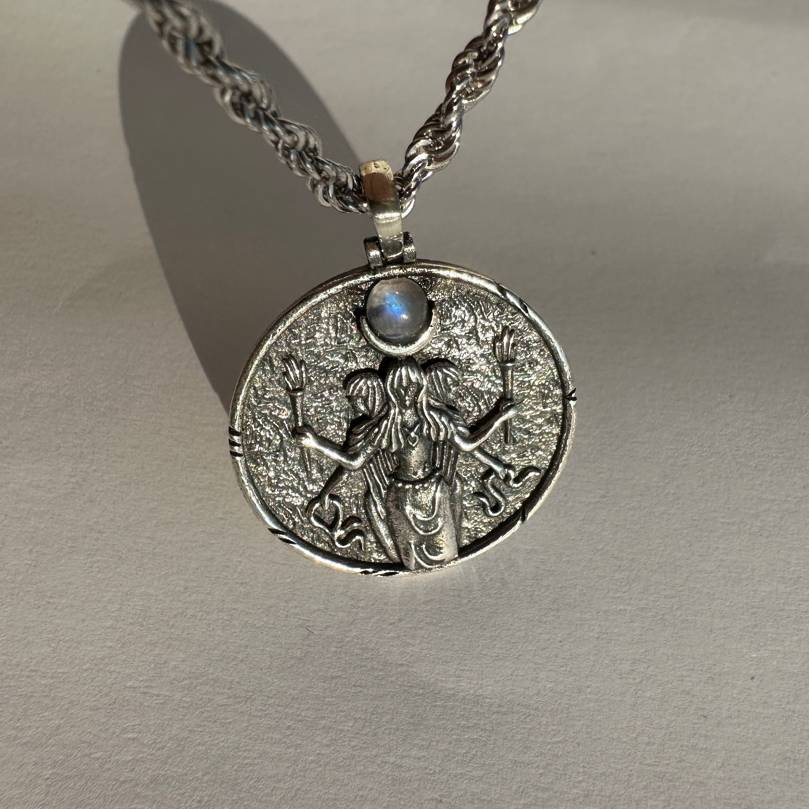 Collana con la dea Ecate e pietra di luna naturale, ciondolo con medaglione della dea della luna tripla in argento sterling 925 massiccio