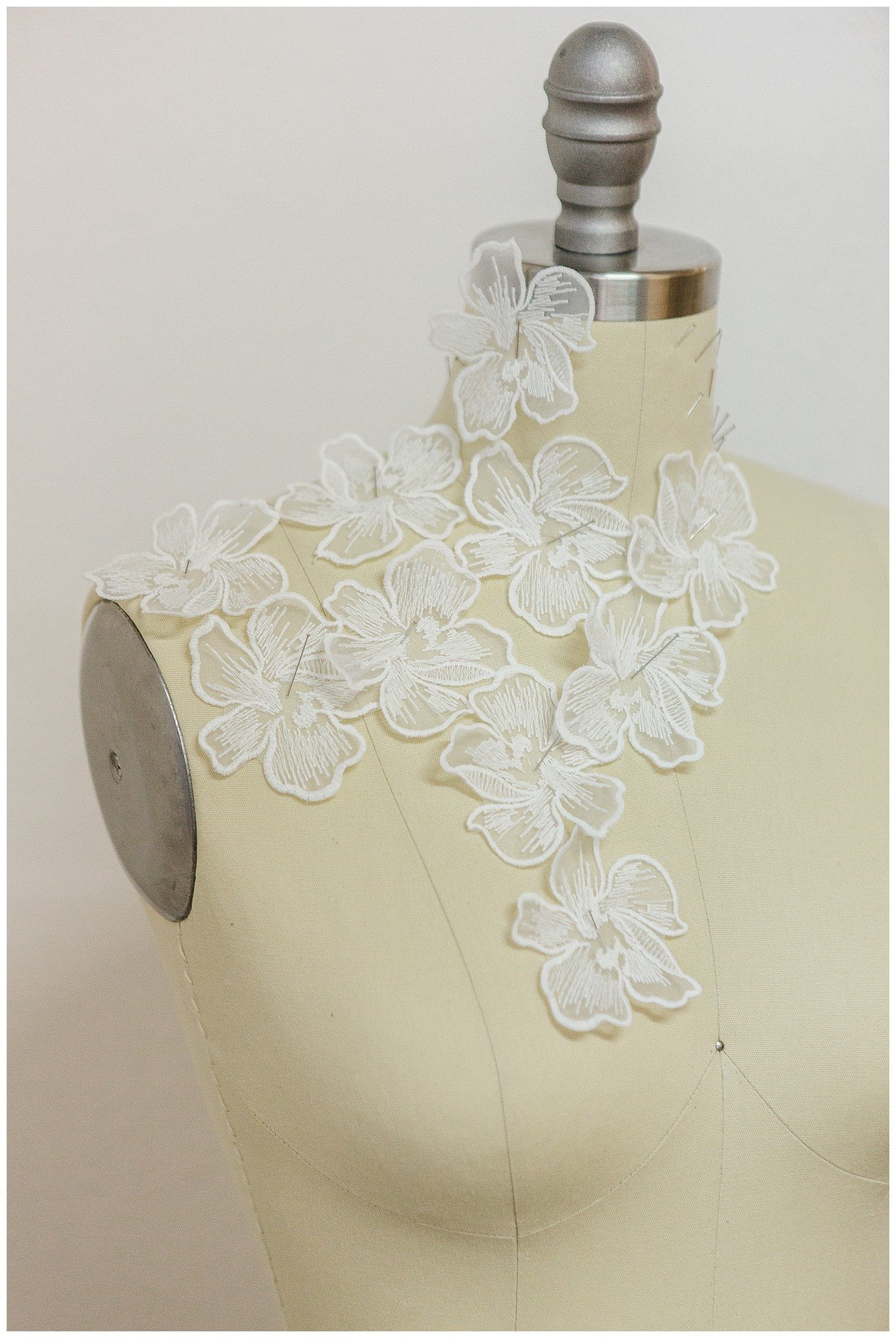 A17-162 // 10 pezzi. Toppa con fiore in pizzo, fiore 3D da cucire, applicazione in pizzo con fiore 3D, fiore in pizzo 3D, applicazione in pizzo per ab