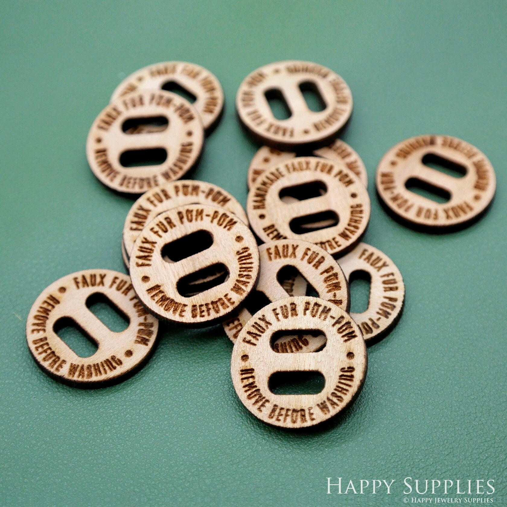 Etichette con bottoni in legno lavorati a maglia e uncinetto personalizzati, bottoni in legno incisi personalizzati con cuore di filato, bottoni con p