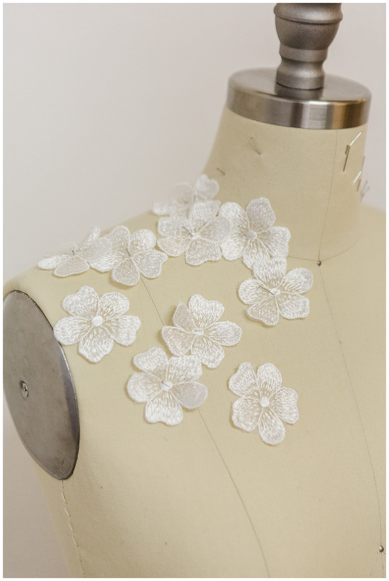 A17-164 // 10 pezzi. Toppa con fiore in pizzo, fiore 3D da cucire, applicazione in pizzo con fiore 3D, fiore in pizzo 3D, applicazione in pizzo per ab